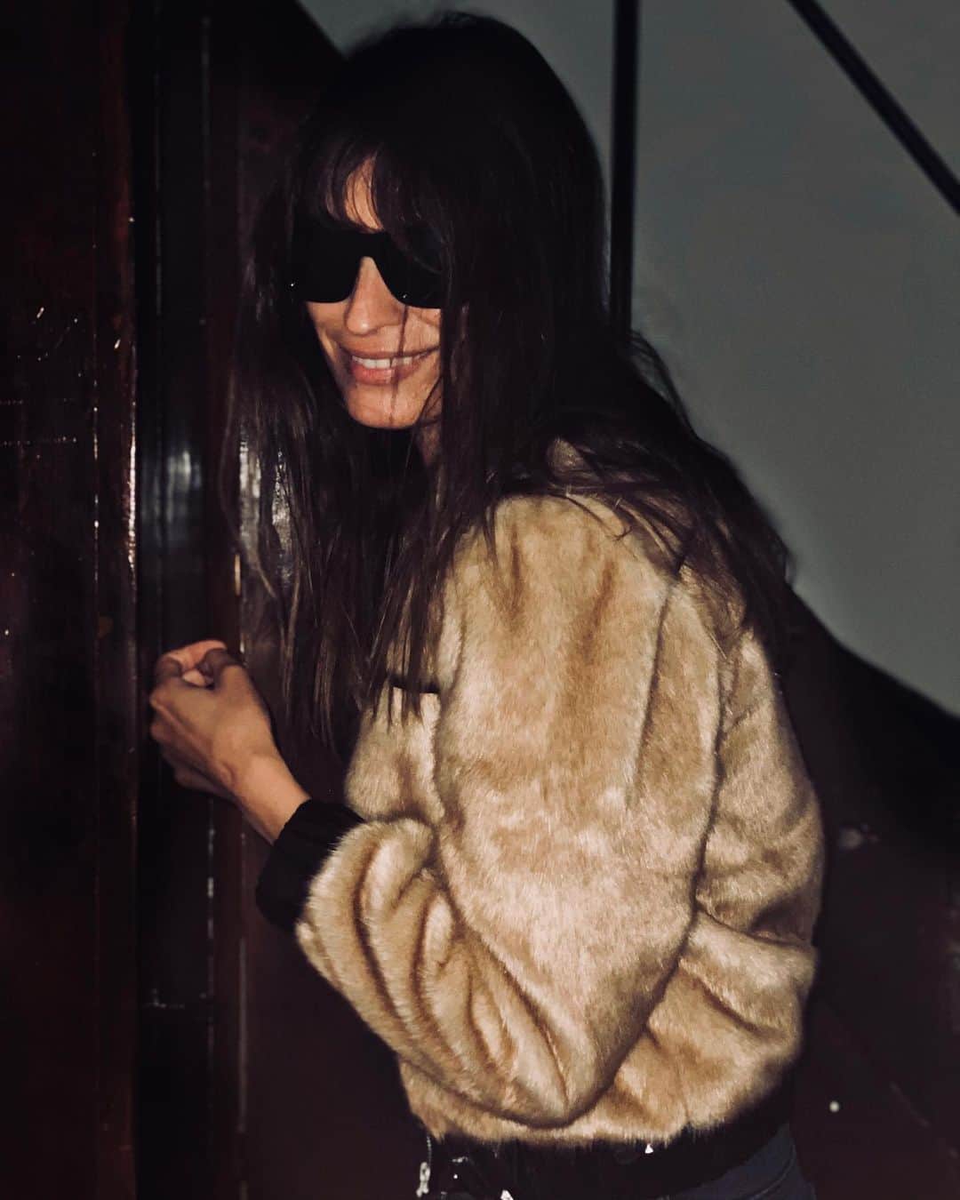 カロリーヌ・ド・メグレのインスタグラム：「Last night 😎 #fauxfur」