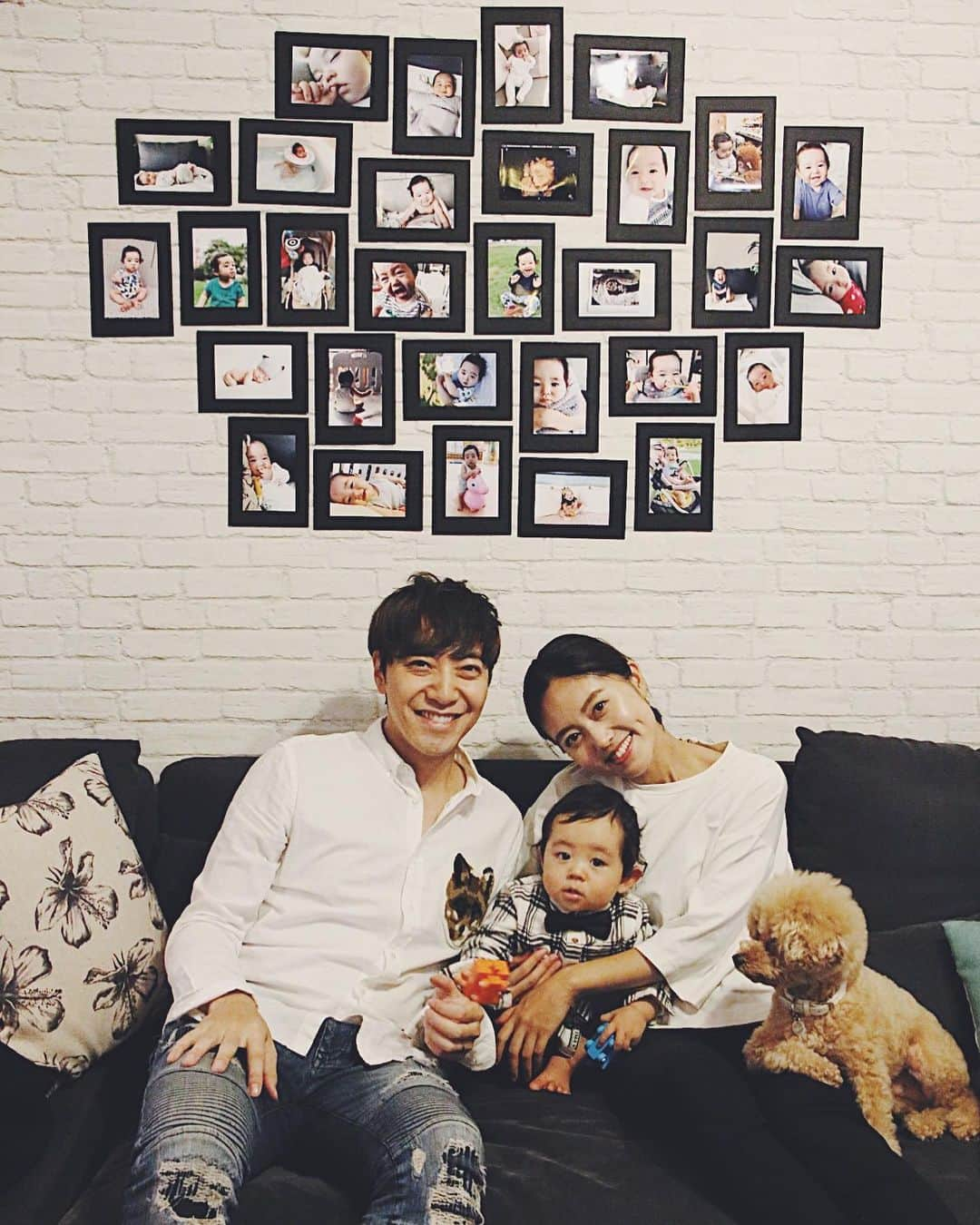 佐倉真衣さんのインスタグラム写真 - (佐倉真衣Instagram)「#familyphotography . 息子が泣いたら誰よりも先に見に行ってくれるシャルルさん。 去年まであんなに遅くまで働いていたのに、今では仕事の時間を繰り上げて毎日息子をお風呂に入れてくれるパパ。 . 家族ってほんとチームだなって思う。 いつもありがとう。すごーく感謝してる！ . . #happy1stbirthday #チーム田中家」11月10日 1時38分 - maitanaka20