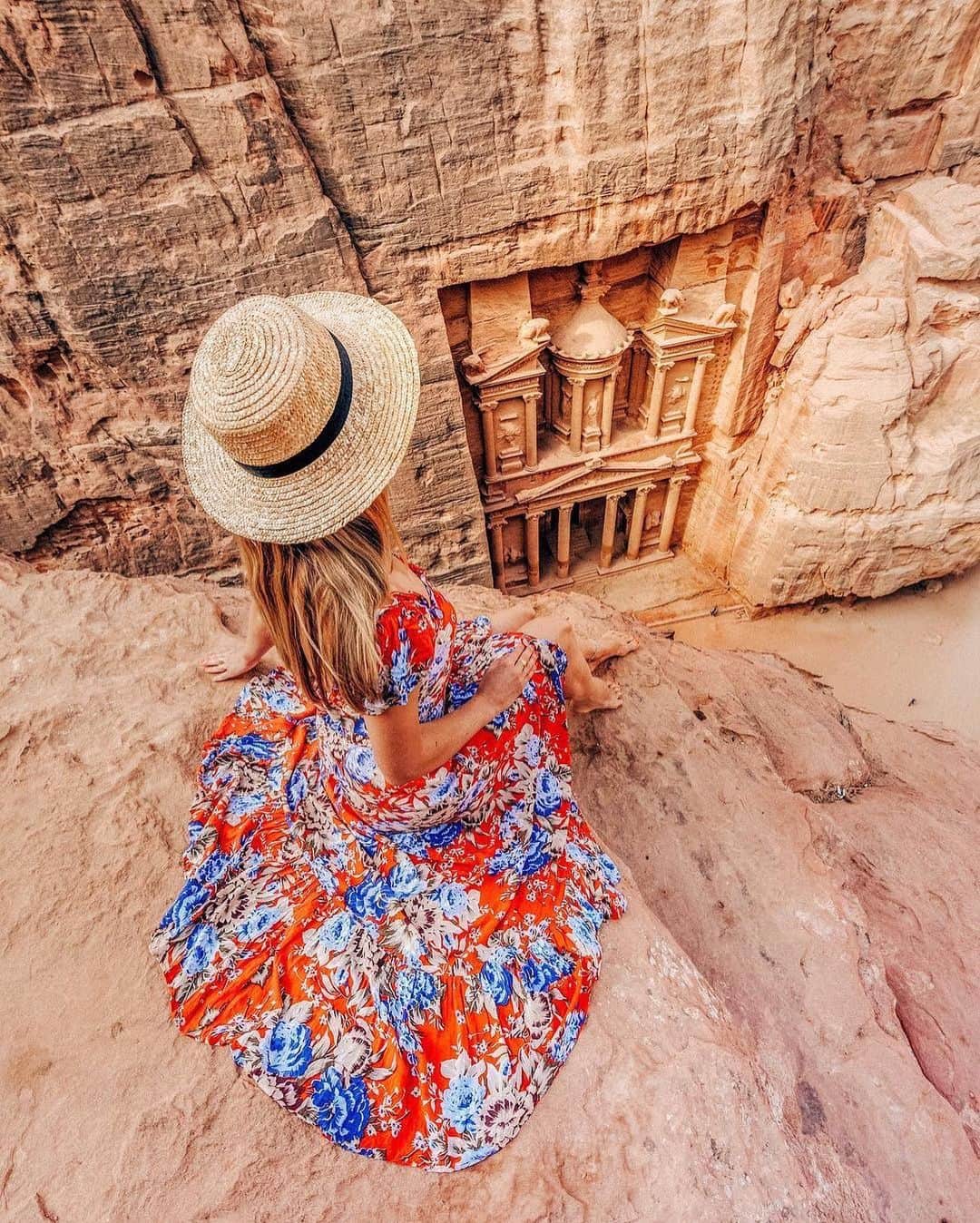 Izkizのインスタグラム：「Acting out my childhood dream of being in an Indiana Jones movie in Petra, Jordan 🇯🇴」