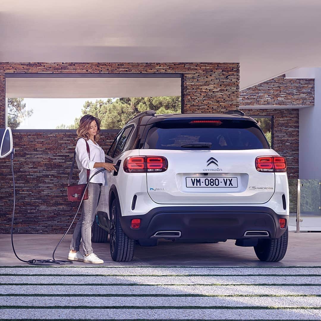 Citroënさんのインスタグラム写真 - (CitroënInstagram)「Switch for hybrid class. Discover your Plug-In Hybrid SUV now! Link in bio⬆️ #CitroënC5AircrossSUVHybrid #PlugInHybrid #SilentUrbanVehicle #ËComfortClass #Comfort」11月10日 2時15分 - citroen