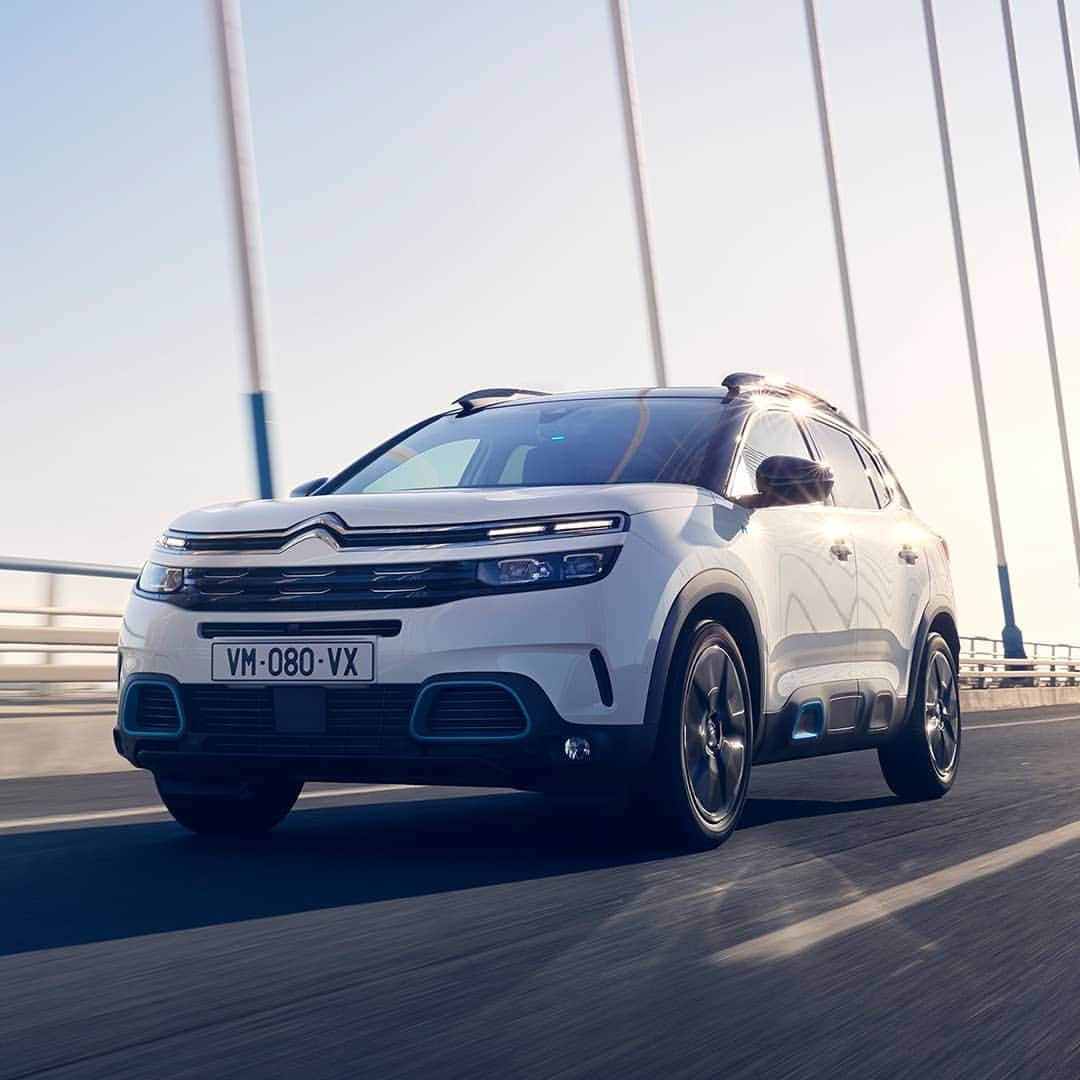 Citroënさんのインスタグラム写真 - (CitroënInstagram)「Switch for hybrid class. Discover your Plug-In Hybrid SUV now! Link in bio⬆️ #CitroënC5AircrossSUVHybrid #PlugInHybrid #SilentUrbanVehicle #ËComfortClass #Comfort」11月10日 2時15分 - citroen