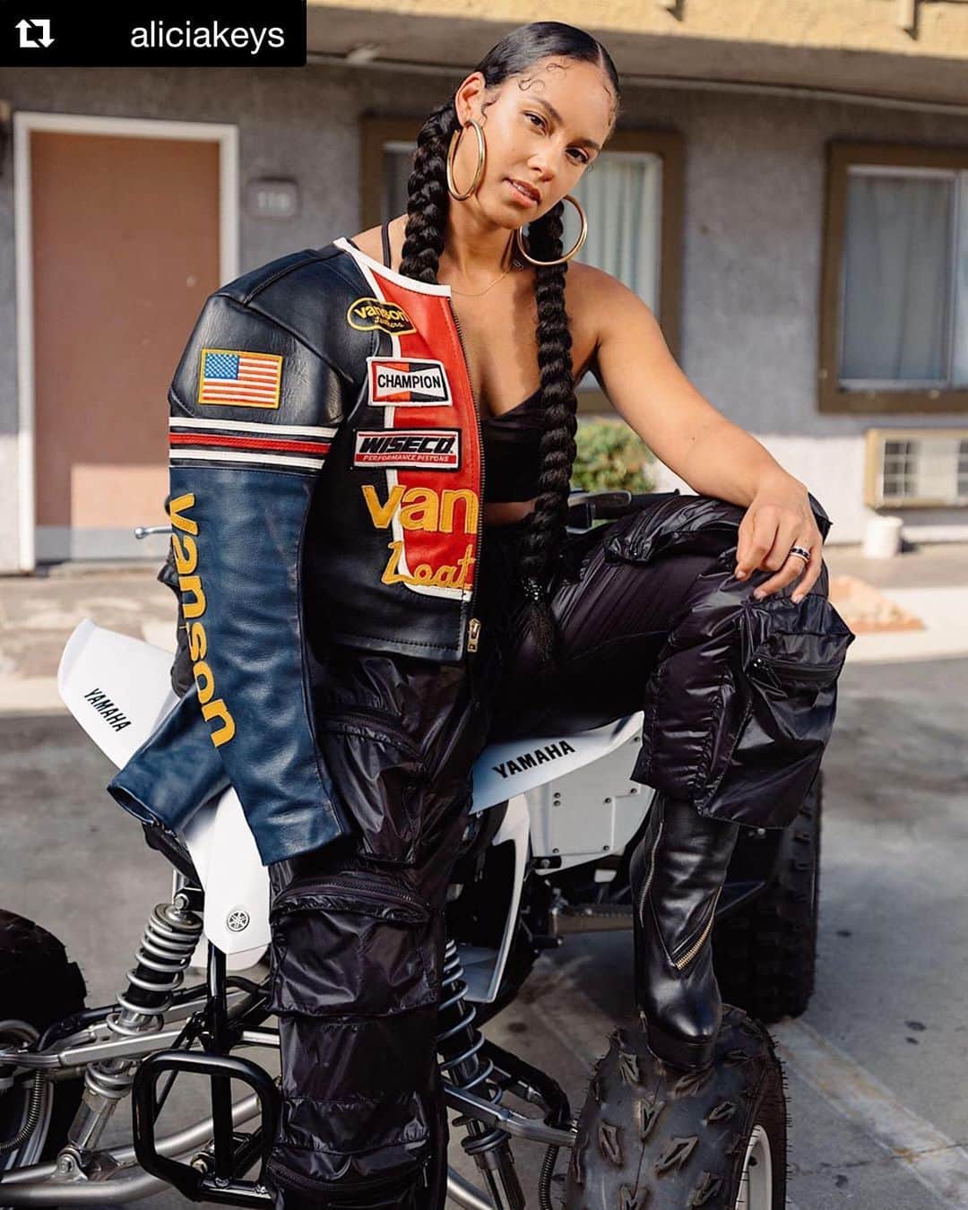 のインスタグラム：「#Repost @aliciakeys ・・・ When you walk in the house, show me love 🏠💜 Full Show Me Love remix video w/ @21savage on my YouTube now⁣ ⁣ Feel the vibe with me ⁣ Come fly with me ✨✨✨ #vanson #vansonleathers #starjacket #vansonstar #love」