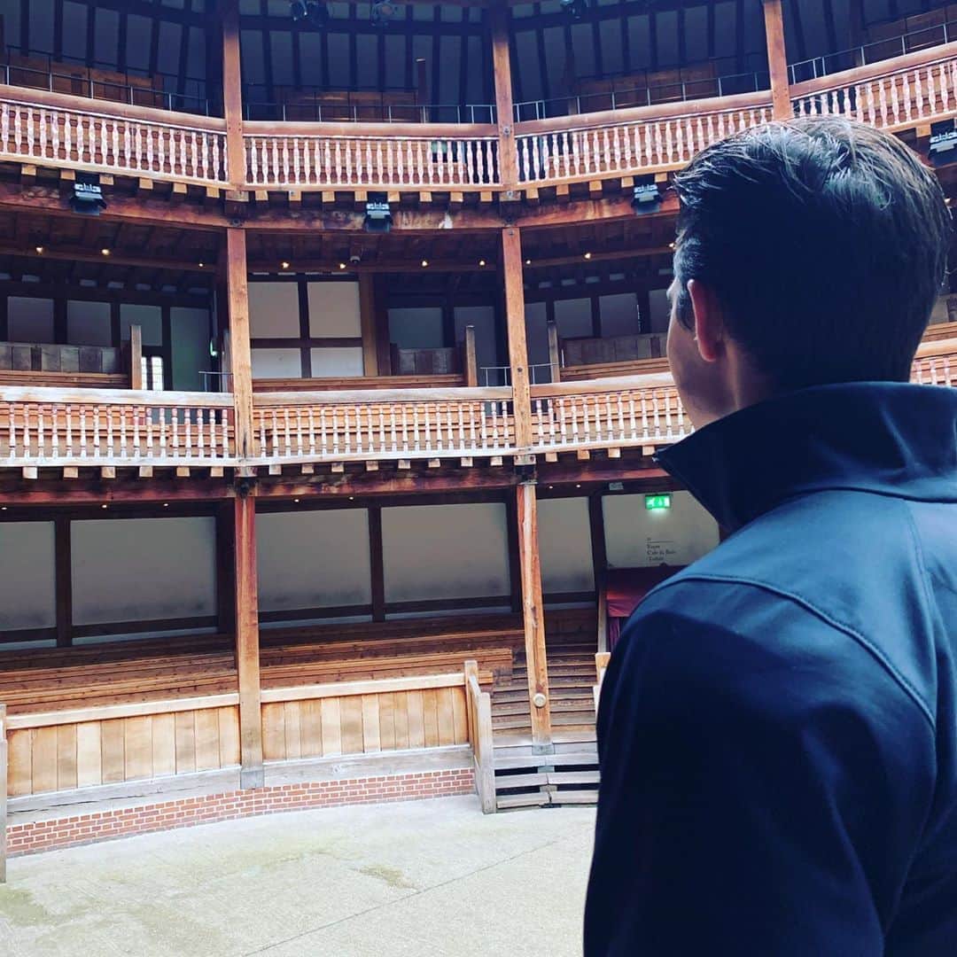 のインスタグラム：「Had the tremendous privilege to work and perform on stage at the Globe today with Glynn MacDonald... Suffice to say, I’m loving my life...」