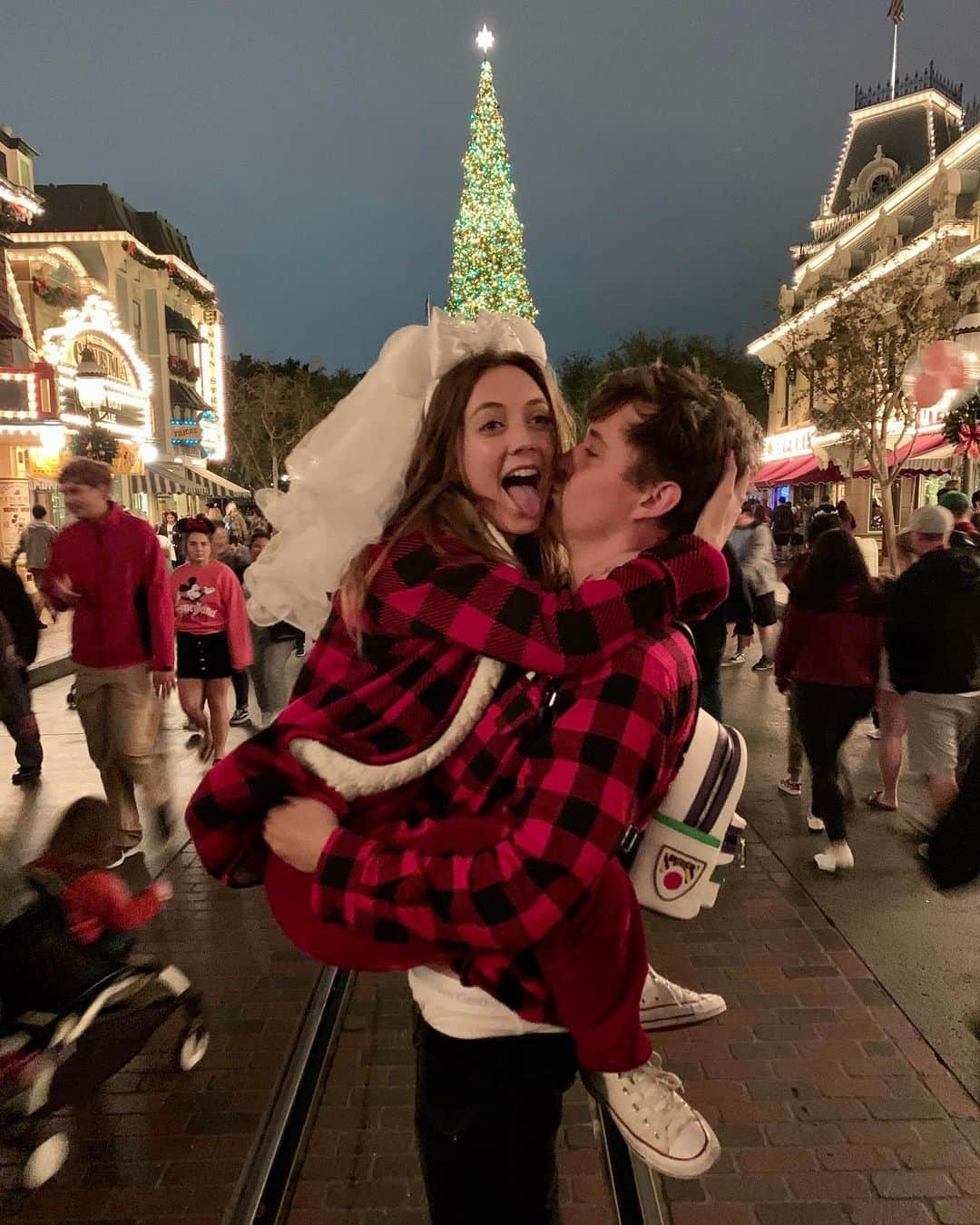 ビリー・ラードさんのインスタグラム写真 - (ビリー・ラードInstagram)「✨🎄✨TFW its #way2damnearly4holidaypics but you love twinkly lights / matching plaid / @disneyland so much that you can’t resist #sorryimsorry」11月10日 2時29分 - praisethelourd