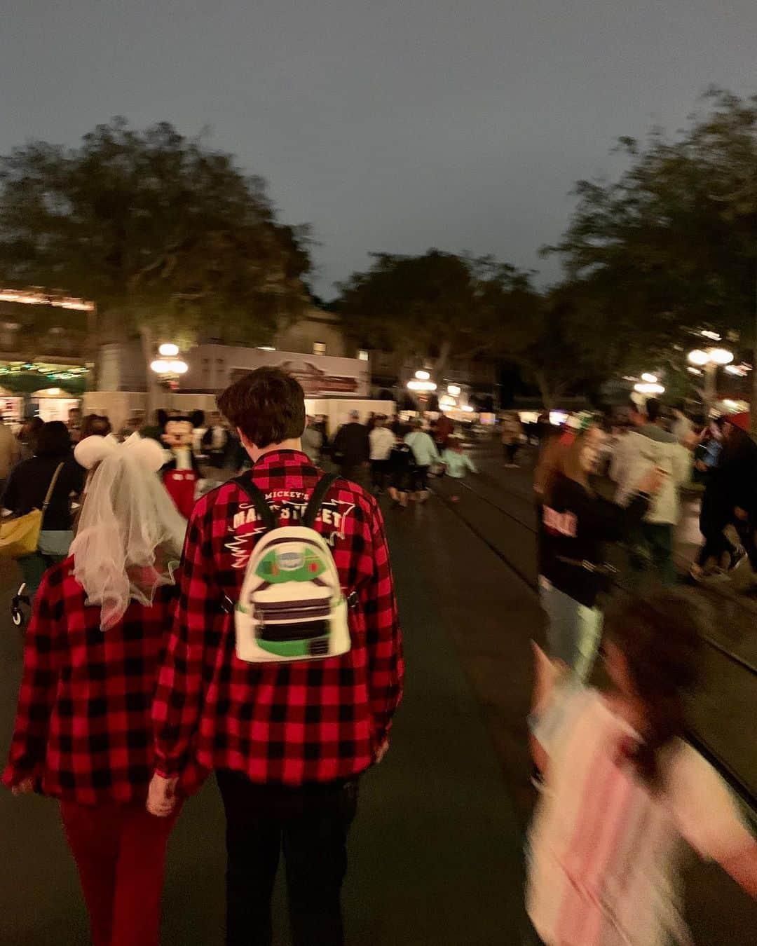 ビリー・ラードさんのインスタグラム写真 - (ビリー・ラードInstagram)「✨🎄✨TFW its #way2damnearly4holidaypics but you love twinkly lights / matching plaid / @disneyland so much that you can’t resist #sorryimsorry」11月10日 2時29分 - praisethelourd