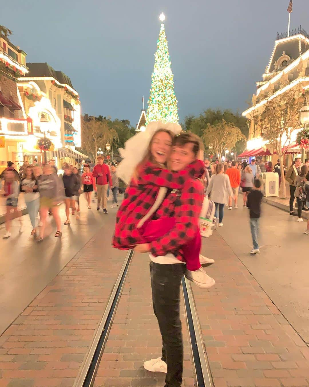 ビリー・ラードさんのインスタグラム写真 - (ビリー・ラードInstagram)「✨🎄✨TFW its #way2damnearly4holidaypics but you love twinkly lights / matching plaid / @disneyland so much that you can’t resist #sorryimsorry」11月10日 2時29分 - praisethelourd