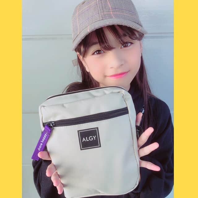 ニコ☆プチのインスタグラム：「🌈#プチモのふろくの使い方 🌈﻿ ﻿ ﻿ 7人目はコハナ！！！﻿ ﻿ 🐣コハナより🐣﻿ 12月号ALGYさんの付録の大きめショルダー♫﻿ ハンカチ、ティッシュ、財布、携帯、リップ、ハンドクリーム、ミラー、水筒を入れても余裕だよ(๑˃̵ᴗ˂̵)﻿ 合わせやすいベージュに紫のロゴテープがポイントになっててホントおすすめだよ～♫﻿ ﻿ ﻿ ﻿ #ニコプチ﻿ #ニコプチふろく﻿ #有坂心花﻿ #コハナ﻿ #プチモ﻿ #アルジー﻿ #ショルダーバッグ﻿ #ニコプチふろくのある生活﻿」