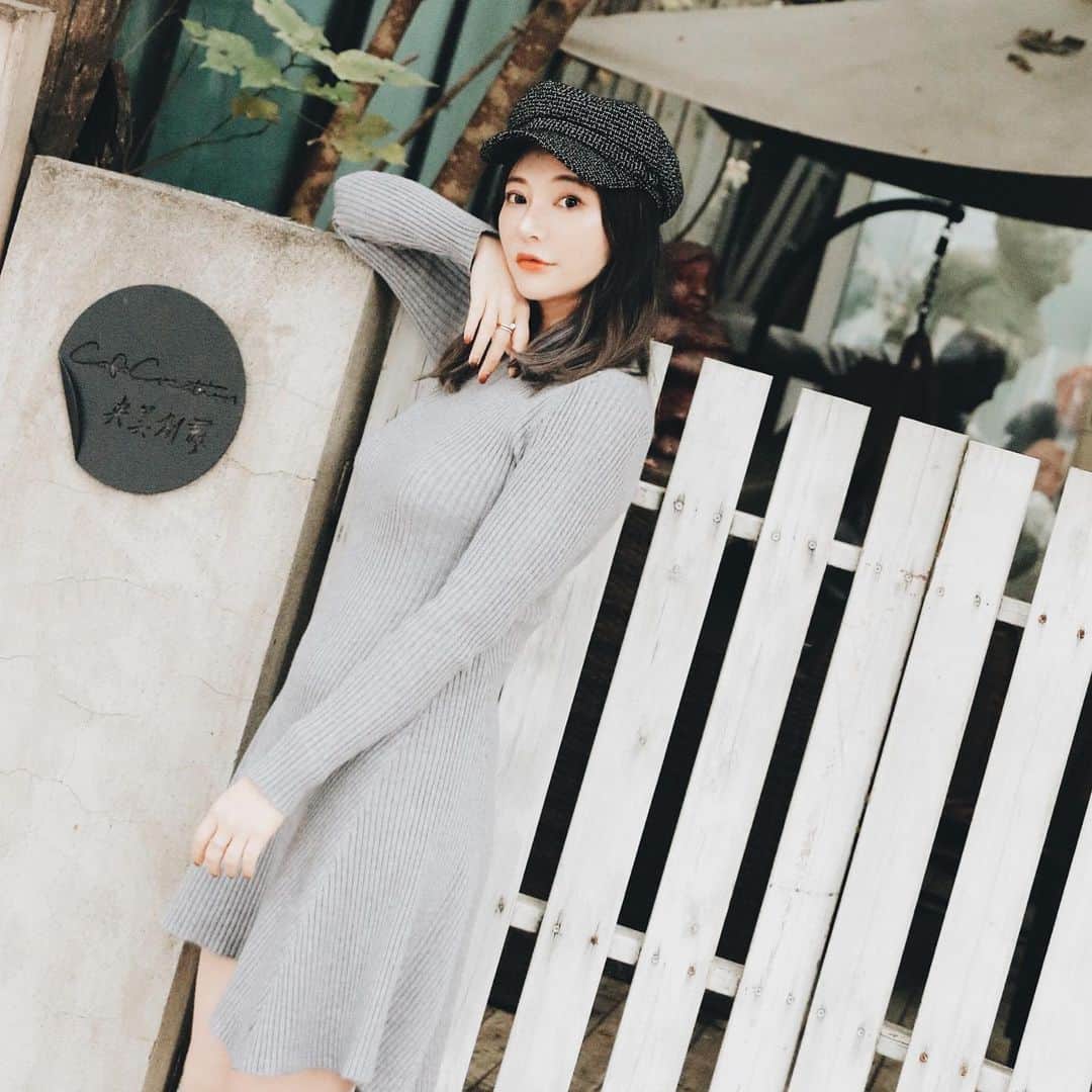 クリスティン・ウェイのインスタグラム：「ミニワンピースの前日はこのアイテムを使います #valmuer #gardenbyvalmuer #knitdresss #kintwear #autumnfashion  @legmakerefle #レッグメイクリフレ #履く岩盤浴 #着圧レギンス #美脚 #5本指ソックス #脚痩せ」