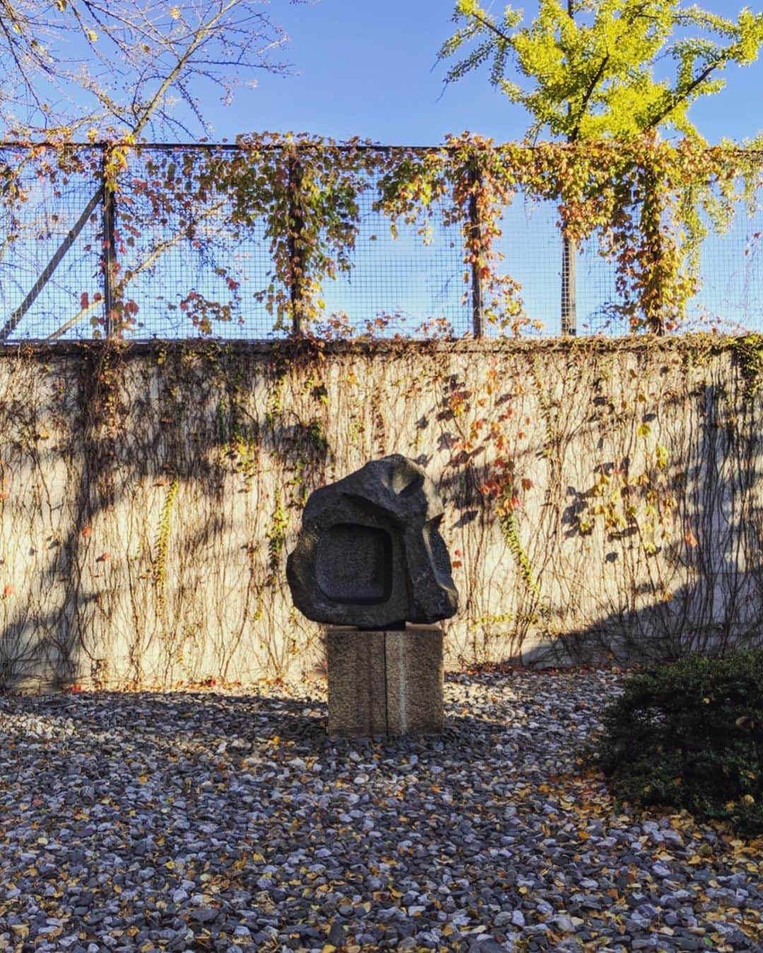 鈴木淳子さんのインスタグラム写真 - (鈴木淳子Instagram)「🙏🏻🙏🏻🙏🏻 #IsamuNoguchi 穏やかに 美しく。 . お庭の椅子に腰掛けて 幸せ。 . NYの写真もちょいとupさせて。 . . #TheNoguchiMuseum #Art」11月10日 13時31分 - junkosuzuki