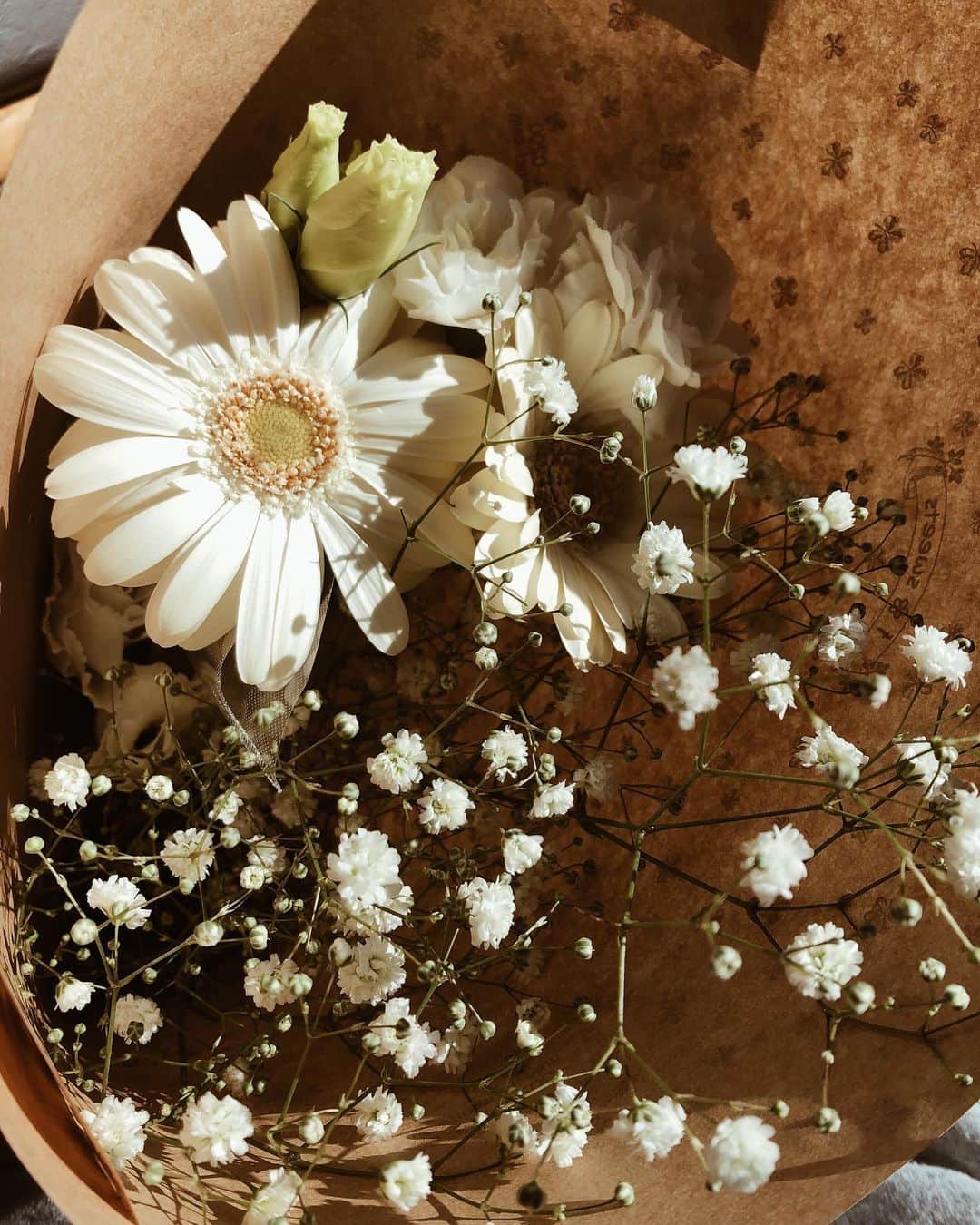 のインスタグラム：「誕生日にもらったバラはドライフラワーにするから、新しくお花を買ってきた💐 ㅤㅤㅤㅤㅤㅤㅤㅤㅤㅤㅤㅤㅤ 今回は全て白いお花🌼 ㅤㅤㅤㅤㅤㅤㅤㅤㅤㅤㅤㅤㅤ お花を飾ってるだけで癒される〜って毎日思えて余裕ももてるからなるべく飾っておくようにしてる！ ㅤㅤㅤㅤㅤㅤㅤㅤㅤㅤㅤㅤㅤ #instagram  #me  #japan  #メイク  #YouTube  #cosmetics #love #me #makeup  #fashion #バラ #love #花 #花のある暮らし #お花大好き」