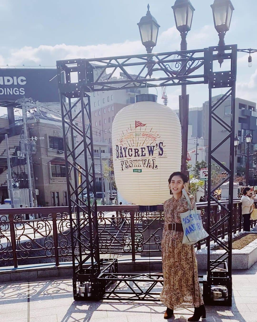 白澤貴子さんのインスタグラム写真 - (白澤貴子Instagram)「So excited for my first Fukuoka🇯🇵 ずっとずっと行ってみたかった福岡に人生初上陸♡  約17時間ほどの短い滞在だったけれど、念願のゴマサバにもつ鍋、吉塚うなぎ、新しい都ホテルをすべて堪能し、岩田屋見学、そして大盛況で話題のベイクルーズフェス、とかなり大充実でした。  初めての博多で強く感じたのは道を歩いていて何度も東京にいると錯覚してしまうほど、みんなのおしゃれ感度が高いということ。  もしかしたら東京よりもおしゃれ志向が強いかも、と聞いていたのでとても納得！  ストーリーズで皆さんに教えていただいた珈琲店や、行きたかったインテリアショップ、ヴィンテージショップ…今回は叶わなかったけれど博多でのウィッシュリストにたくさん素敵なお店が加わったので近日中に再訪したい♡  ちなみに、ティータイムに合いそう！と空港で買って帰ったあまおうのわらび餅、家族に大好評でした👏  #何もかも美味しかったなー😋」11月10日 11時59分 - takakoshirasawa