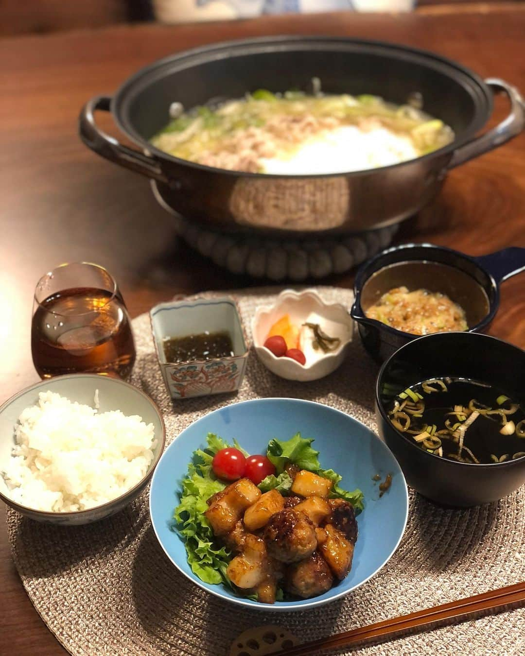 月央和沙さんのインスタグラム写真 - (月央和沙Instagram)「うちの晩ごはん 寒いときは鍋にかぎりますねー🍶✨ . #豚とネギのとろろ鍋 #つくねと蓮根の甘酢炒め #記録 #褒められると #調子にのるタイプです」11月10日 11時59分 - kazusa_tsukio