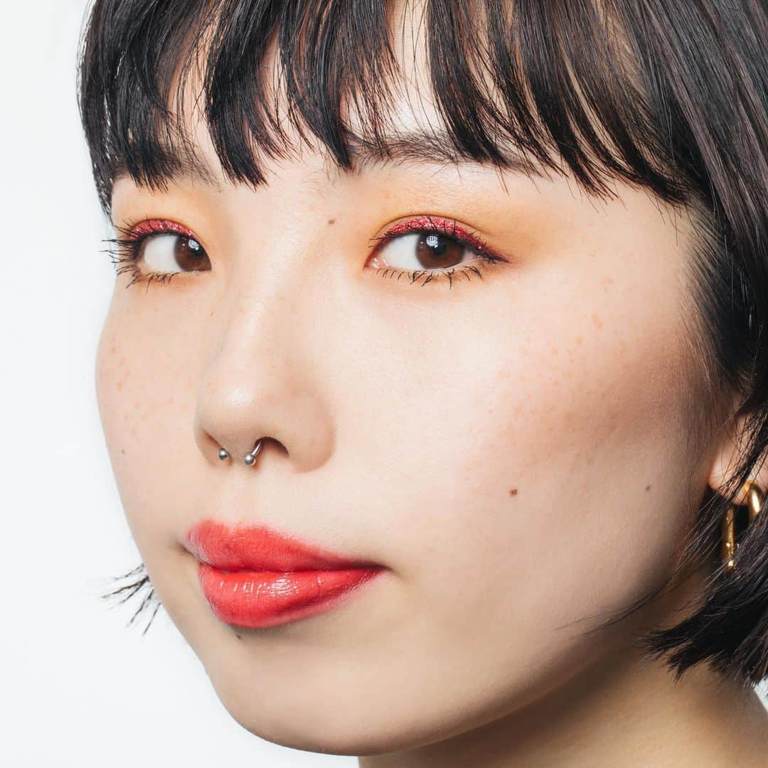 M∙A∙C Cosmetics Japanのインスタグラム：「ㅤ まばたきするたびにキラリと輝く印象的な眼差しをかなえる限定キットが登場✨ グリッターは細いブラシでまつげに沿わせてつけるときれいに仕上がります✨ ㅤ ㅤ ↓↓使用メイン製品↓↓ [シャイニング モーメント キット]レッド (ミニサイズのリップグロス、リキッドリップ、グリッター、限定ボックス付き) ㅤ MODEL: M·A·C ARTIST NANAMI YOSHIDA @mac_laforet PHOTO: @takaki_iwata ㅤ #MACクリスマスコフレ2019 #MACHoliday ㅤ ㅤ ㅤ ㅤ ㅤ #MACCosmeticsJapan #MACコスメ #MACCosmetics #コスメ #メイク #ホリデー #コフレ #クリスマスコフレ #クリスマスコフレ2019 #ホリデーシーズン #クリスマスプレゼント #リップグロス #グロス #口紅 #ミニリップ #メイクポーチ #ホリデーコフレ #赤リップ #redlip #makeup #cosme #cosmetics #holiday #holidaymakeup #holidaycollection #lipmakeup #holiday2019」