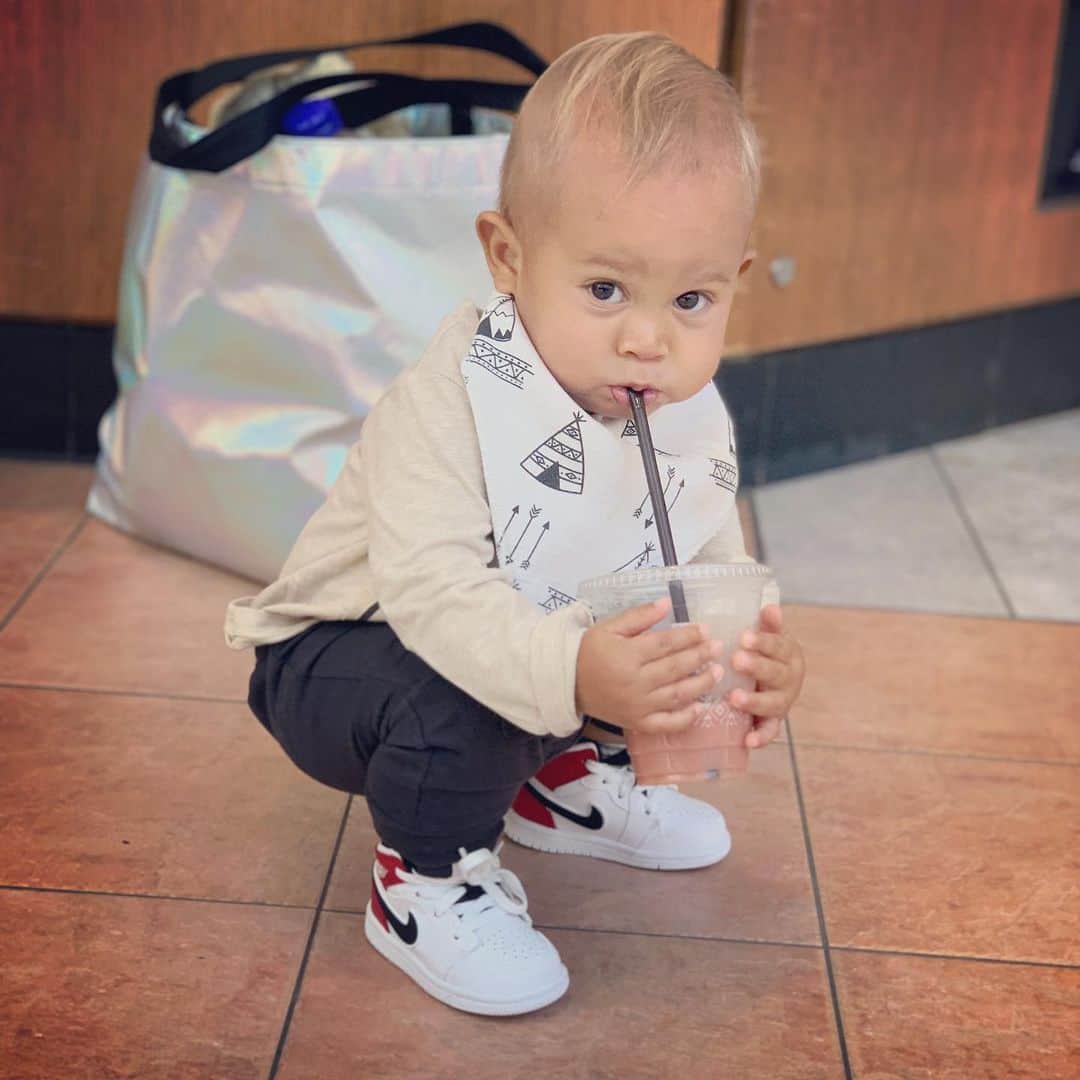 ブリット・ニコルのインスタグラム：「My favorite moments with Eli on the fear no more tour. ❤️❤️❤️. The first one is Eli drinking a strawberry smoothie at the airport and it just cracks me up!!!! 😌」