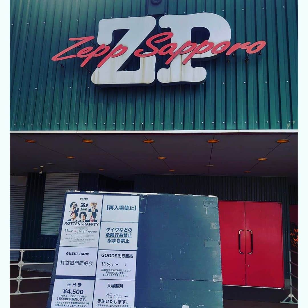 侑威地さんのインスタグラム写真 - (侑威地Instagram)「本日はこちら(￣^￣)ゞ 20th Anniversary Beginning of the Story〜We are ROTTENGRAFFTY〜札幌。 今日は打首獄門同好会が駆けつけてくれる。思い出の土地でガチツーマンできるの幸せしかない。感謝‼️ よろしくお願いします!!!!!!!!!! #ロットン20th #打首獄門同好会 #rottengraffty」11月10日 12時09分 - yuichi_rotten