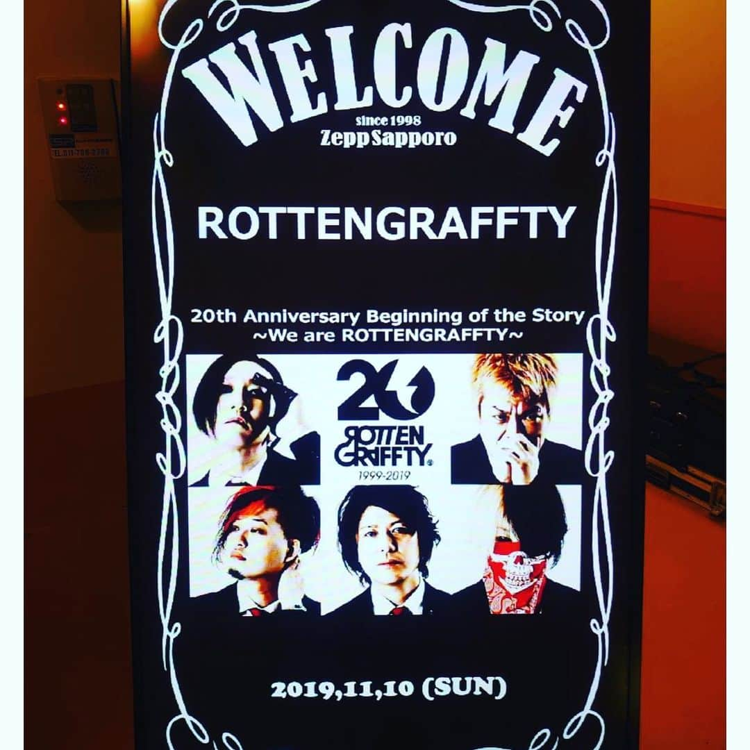 侑威地さんのインスタグラム写真 - (侑威地Instagram)「本日はこちら(￣^￣)ゞ 20th Anniversary Beginning of the Story〜We are ROTTENGRAFFTY〜札幌。 今日は打首獄門同好会が駆けつけてくれる。思い出の土地でガチツーマンできるの幸せしかない。感謝‼️ よろしくお願いします!!!!!!!!!! #ロットン20th #打首獄門同好会 #rottengraffty」11月10日 12時09分 - yuichi_rotten