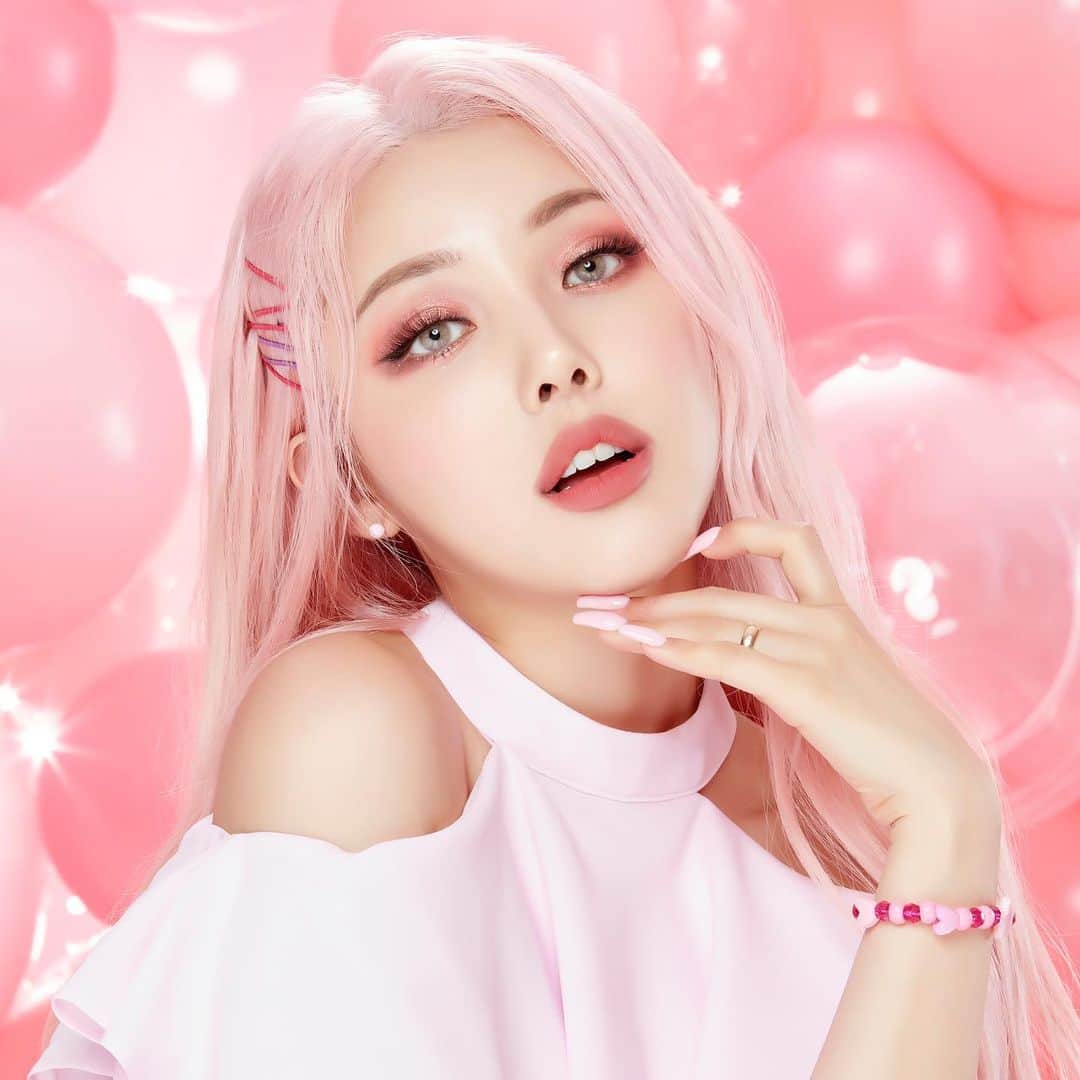 ポニーのインスタグラム：「#유료광고 #제품협찬  .  Double Bubble🍬 . . //EYES •CANDY BUTTON PRESSED POWDER PALETTE (BUBBLICIOUS, POP!*, HUBBA BUBBA)💕 •SEVENTH HEAVEN🌌 . . //CHEEKS •DOUBLE BUBBLE🍬🍬 . . //HIGHLIGHTER •FROSTY☃️ . . //LIPS •HOLLY LOLLY🍭 . . . #colourpopme #bittixcolourpop #mybitti #ponysmakeup​ . . @mybitti @colourpopcosmetics . Available Now on ColourPop.com」