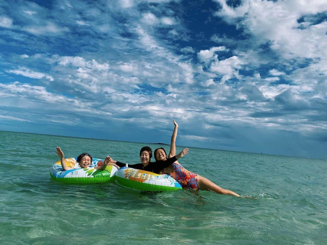 エビアン・クーさんのインスタグラム写真 - (エビアン・クーInstagram)「50 years my grandma hasn’t gone in the water, today we made her the first year again. These truly are the happiest moment ✨🌈 Hope everyone is having a great Saturday」11月10日 12時35分 - avian_official