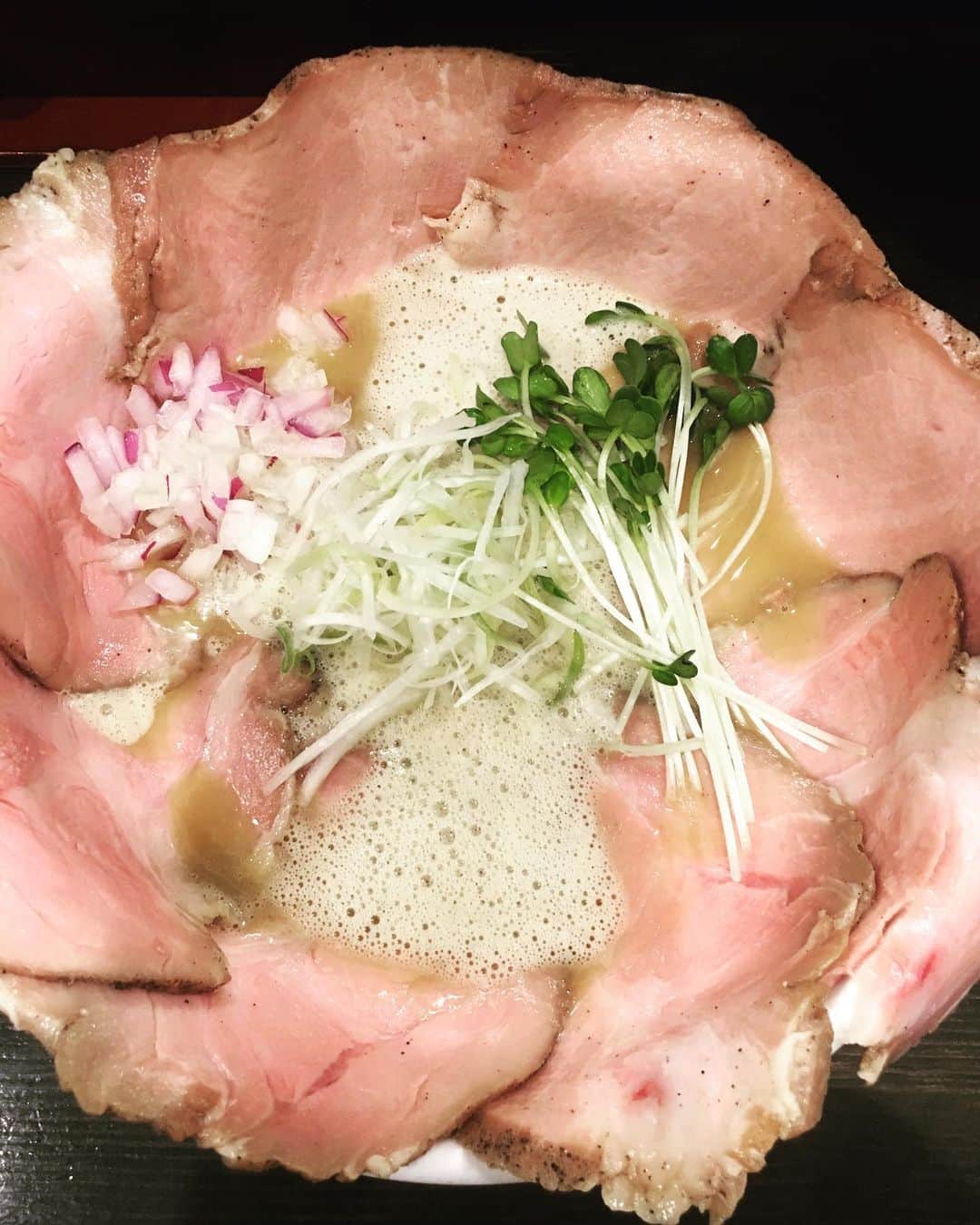 宮田麺児のインスタグラム：「ここに来て チャーシューにはまるとは。 天一のあの薄いチャーシューも改めて好きや。 ひるねのチャーシュー仕入れようかなぁ  煮豚とチャーシュー（焼豚）は チャゲと飛鳥ぐらい違うからなぁ。 また1からやり直しや。  #チャーシュー#焼豚#煮豚#ひるね#豚」