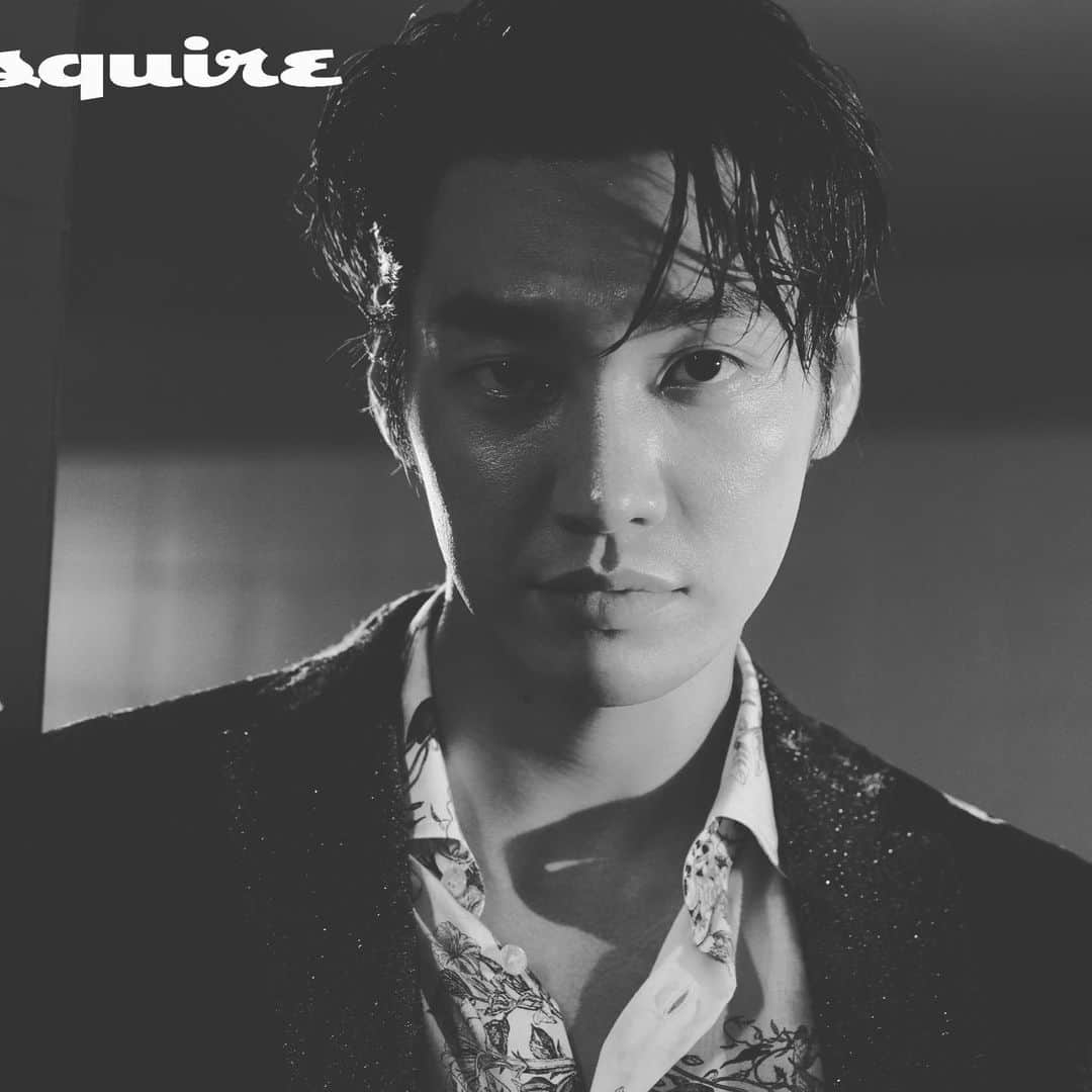 キム・ヨングァンさんのインスタグラム写真 - (キム・ヨングァンInstagram)「#esquire  #화보 #골목길 약간무서움」11月10日 12時47分 - aksakfn12