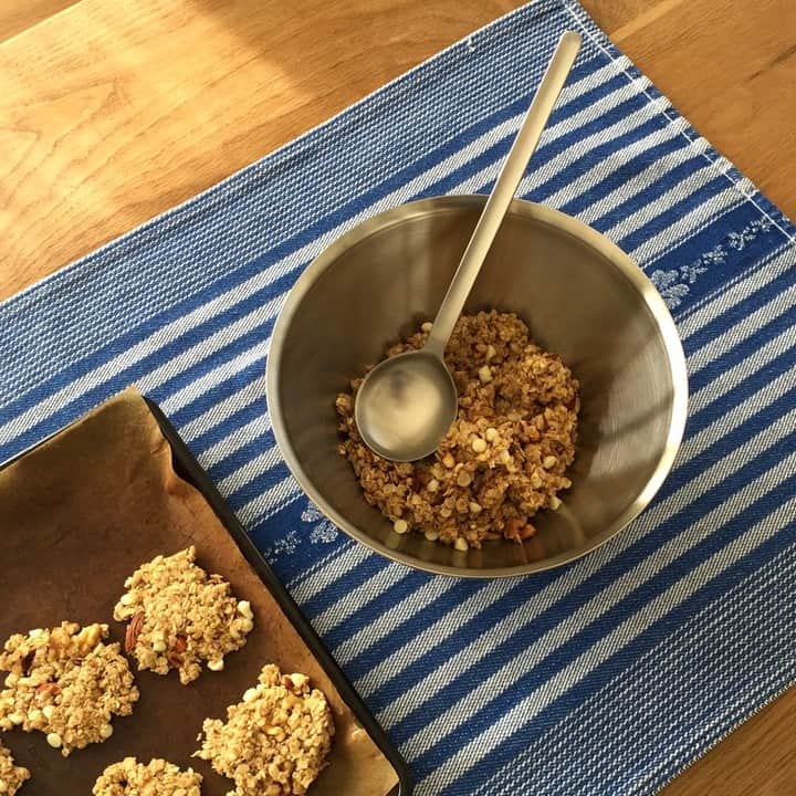 のインスタグラム：「. 量りと大さじで計量しながら材料をザクザクとまぜていくだけのオートミールクッキー。「やくさじ／計量スプーン（コンテ／conte）」は柄が長くボウルの中に落ちることもないのでノンストレス。量ってはまぜ、量ってはまぜ……ボウルとやくさじだけでタネを完成させることができます。量るとまぜるを一役でこなす、ありそうでなかった優れものです。 . ▼詳細はプロフィールのリンクからご覧いただけます。 → @freedesign_jp . 【取扱店舗】 #フリーデザインオンラインショップ #フリーデザイン吉祥寺店 . #やくさじ #コンテ #conte #まかないボウル #キッチンツール #調理器具 #調理道具 #オートミールクッキー #かんたんレシピ #暮らし #暮らしを楽しむ #暮らしの道具 #シンプルな暮らし #丁寧な暮らし #フリーデザイン #freedesign #雑貨店 #雑貨屋 #インテリアショップ #吉祥寺 #kichijoji」