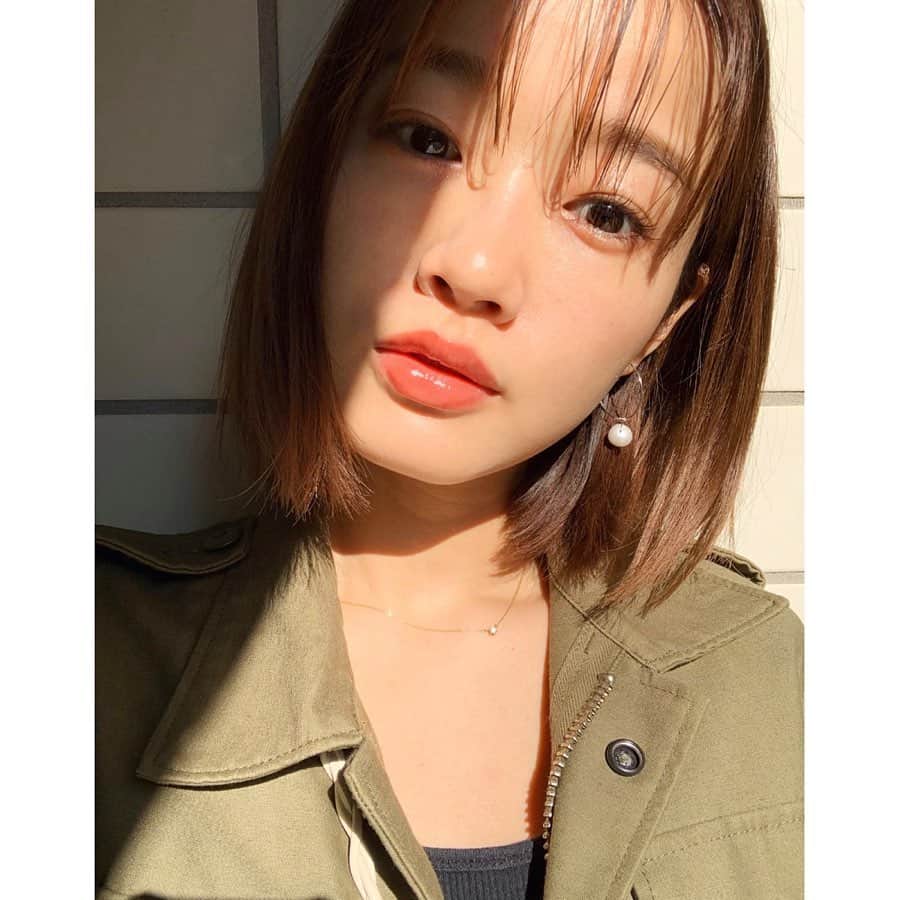 猪鼻ちひろのインスタグラム：「まぶし👀💋﻿ 突然の顔アップ🙏🏻と共に最近の美容まとめ☺️﻿ (2枚目はこの顔に使ったもの全部)﻿ ☑︎ @toonecosmetics のクリスマスコフレ使ってみた。人気過ぎて在庫があればラッキーくらいな感じらしいですが… 驚いたのは初めて使ったコンシーラーの自然なカバー力！(そっちかい！)﻿ 最近ニキビ跡になってしまったものがあったのでカバーしました。﻿ あぁ本当にストレス…早く治したい😭﻿ 大好きな5番のリップも重ねちゃった！﻿ ﻿ ☑︎アイラインは引いてなくてキラキラアイシャドウとまつ毛エクステ→@garland_eyelash 140本、赤茶と黒を半分ずつ。﻿ いつも目尻はJです。目の寄りと詳しいメニュー聞いてブログ書くね😽﻿ ﻿ ☑︎お気に入り美容サロンは何個かありますが @rillee_on のソニックフィット、やはり好き。ぽっかぽかに温まり血行促進→キュッと上がる感覚は病みつき。﻿ 人気過ぎて予約取りにくかったけれど、西麻布店、渋谷明治通り店、来月は心斎橋本店と新規オープン店舗も増えるそう🙌🏻﻿ ﻿ ☑︎ブログにも書きましたが @sbc_akao 先生のところで汗対策しました﻿。腫れるのでこの時期からがオススメ！人柄も兎に角優しくて…他のことでも気になることがあったら相談してみてほしいなぁ☺️ ﻿ #ちひろの美容﻿ #ちひろのヘアメイク」