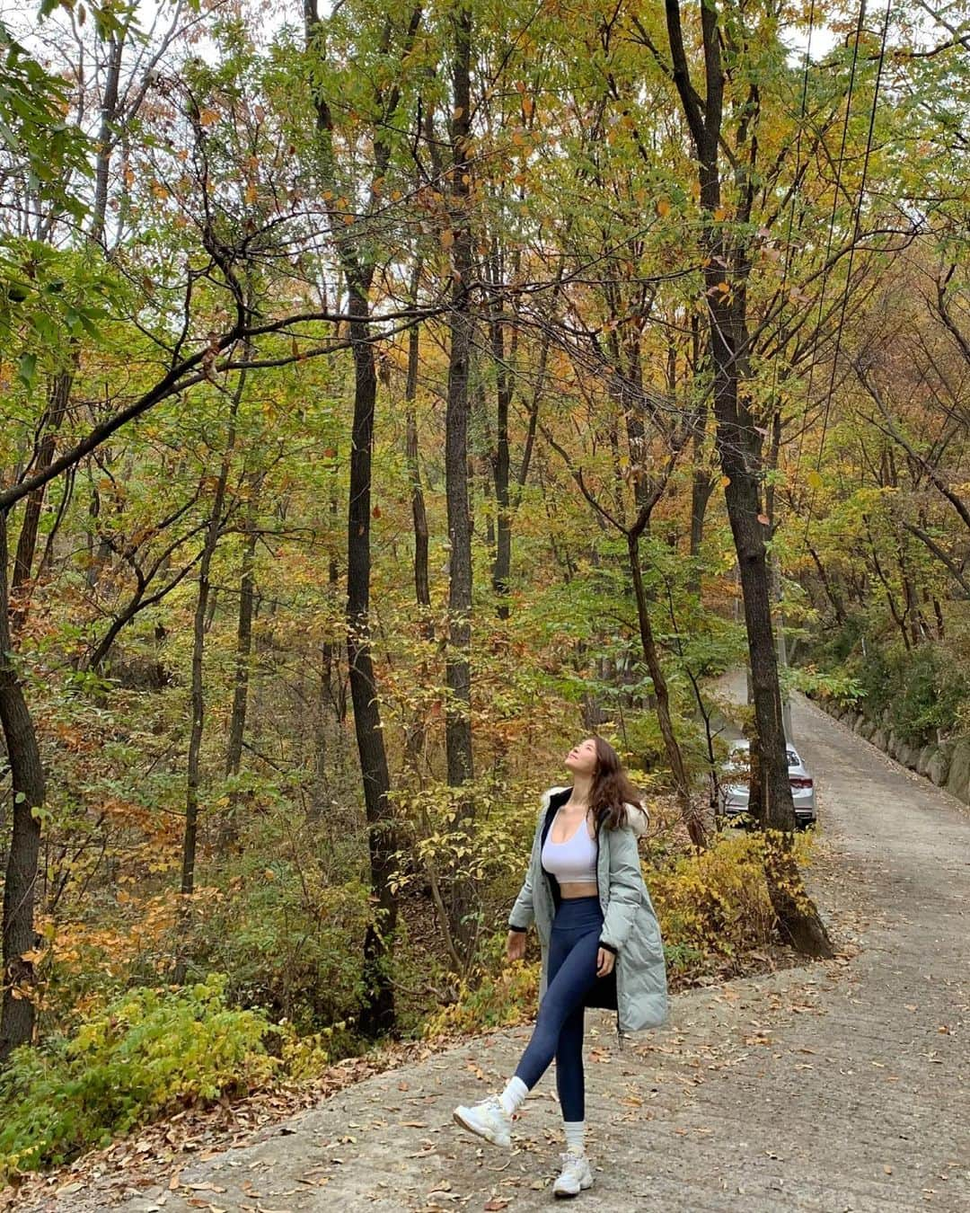 李到華さんのインスタグラム写真 - (李到華Instagram)「주말에는 가족들 데리고 등산 🍁  단풍이 얼마나 이쁘던지 보기만해도 힐링 이더라구요  남동생은 얼어 죽는다했지만 난 뉴발란스 오늘 개시해서 1도 안추웠음 ㅋㅋ오히려 더워서 나중에 헥헥거림  올라갈떈 기분좋아서 카키로 입고 내려갈땐 힘들어서 검은색으로 바꿔입기 패딩2개 생긴 기분이다  가성비 최고👍🏼🧡 오전 주말도 퍼펙트 클리어! . . . #뉴발란스 #NBWOMEN #리버서블다운 #NB리버서블다운 #뉴발란스다운 #다운 #다운자켓 #롱다운 #롱패딩 #다운코디 #다운스타일링 #롱다운추천 #롱다운패딩 #리버서블 #뉴발다운」11月10日 13時02分 - ah____rim