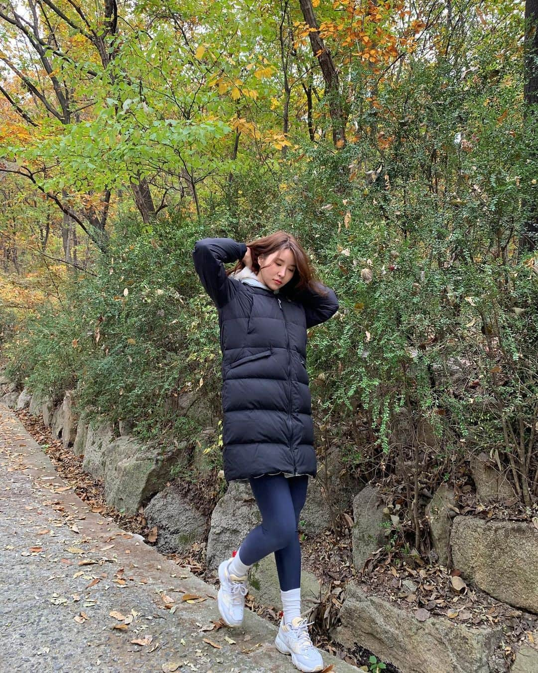 李到華さんのインスタグラム写真 - (李到華Instagram)「주말에는 가족들 데리고 등산 🍁  단풍이 얼마나 이쁘던지 보기만해도 힐링 이더라구요  남동생은 얼어 죽는다했지만 난 뉴발란스 오늘 개시해서 1도 안추웠음 ㅋㅋ오히려 더워서 나중에 헥헥거림  올라갈떈 기분좋아서 카키로 입고 내려갈땐 힘들어서 검은색으로 바꿔입기 패딩2개 생긴 기분이다  가성비 최고👍🏼🧡 오전 주말도 퍼펙트 클리어! . . . #뉴발란스 #NBWOMEN #리버서블다운 #NB리버서블다운 #뉴발란스다운 #다운 #다운자켓 #롱다운 #롱패딩 #다운코디 #다운스타일링 #롱다운추천 #롱다운패딩 #리버서블 #뉴발다운」11月10日 13時02分 - ah____rim