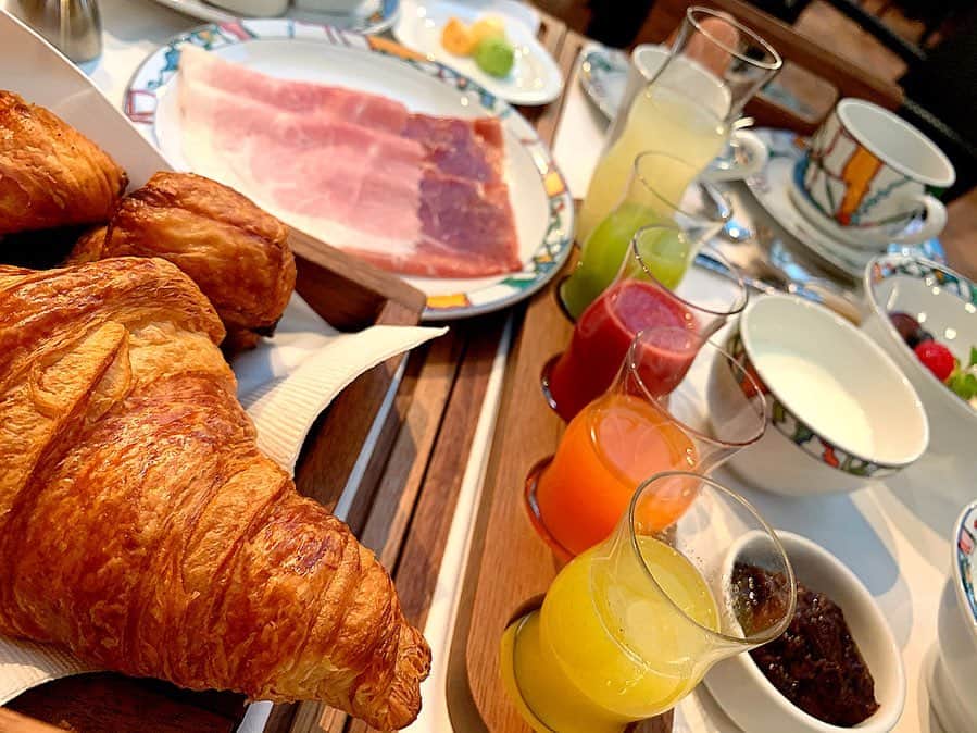 百合華さんのインスタグラム写真 - (百合華Instagram)「オーベルジュ協会に加盟されている『神戸北野ホテル』のダイニング『イグレック』にて、心満たされる『世界一の朝食』をいただきながら優雅なモーニングタイム🥐🍽☕️﻿ ﻿ フランスのミシュラン三つ星レストランのシェフ故ベルナール・ロワゾー氏から『世界一の朝食』を受け継いだ唯一のホテルなので、お泊まりの際は是非こちらの朝食付きの宿泊プランをオススメ致します✨﻿ ﻿ 半熟卵を割る為だけに作られたエッグカッターを生まれて初めて使いましたww🥚💕﻿ ﻿ ﻿ #神戸﻿ #北野﻿ #神戸北野ホテル﻿ #kobekitanohotel﻿ #赤レンガ﻿ #オーベルジュ﻿ #オーベルジュ協会﻿ #世界一の朝食﻿ #西洋風﻿ #ヨーロピアン ﻿ #イグレック﻿ #モーニングタイム﻿ #半熟卵﻿ #エッグカッター﻿ #美食﻿ #美食家」11月10日 13時15分 - yurika.lovelily