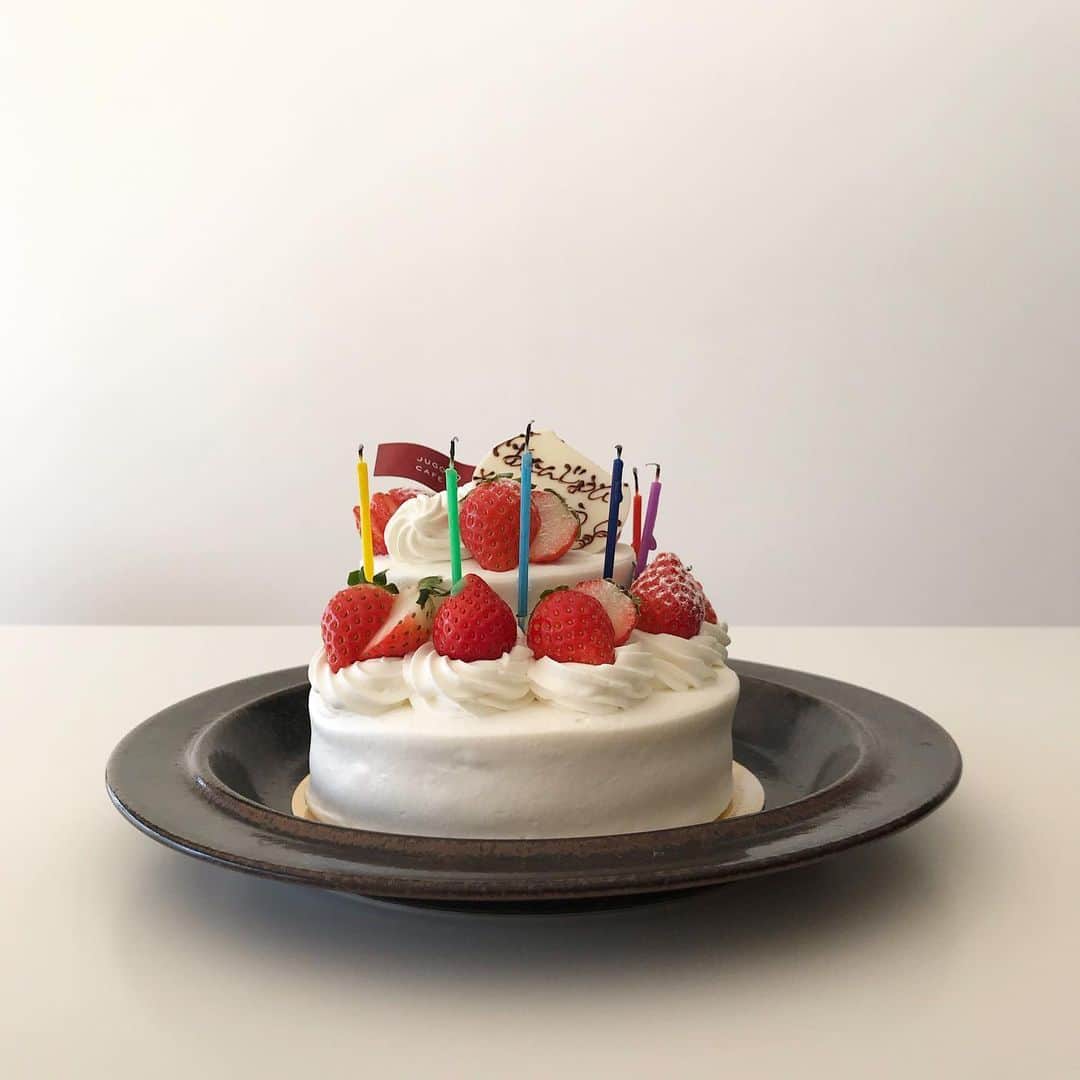 渡辺有子のインスタグラム：「誕生日にたくさんのメッセージをありがとうございました！今日ひとつ歳を重ね、気持ちも新たに。日常に感謝して日々を過ごしたいと思います。 11/10 秋晴れの日曜日。」