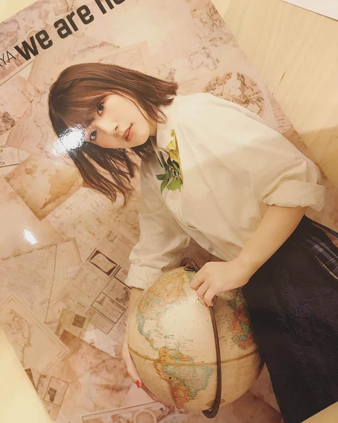 のインスタグラム：「内田真礼姫👸 ツアー2日目大阪🗼 初日名古屋の盛り上がりは凄まじかった…！！ ・ #ツアーパンフ #グッズ #スタッフTシャツ #リストバンド」