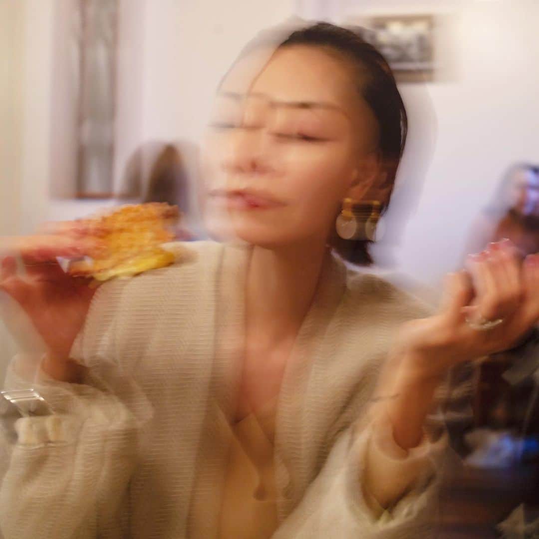 大塚良子のインスタグラム：「一週間が早すぎて、、 なんなら一年も早すぎて。課題が終わったと思ったら又次の課題と悩む日々もあと少し！学校が終わったら自分の作品を撮りたい。頑張ろう。#weekendmood #saturday #nyc」