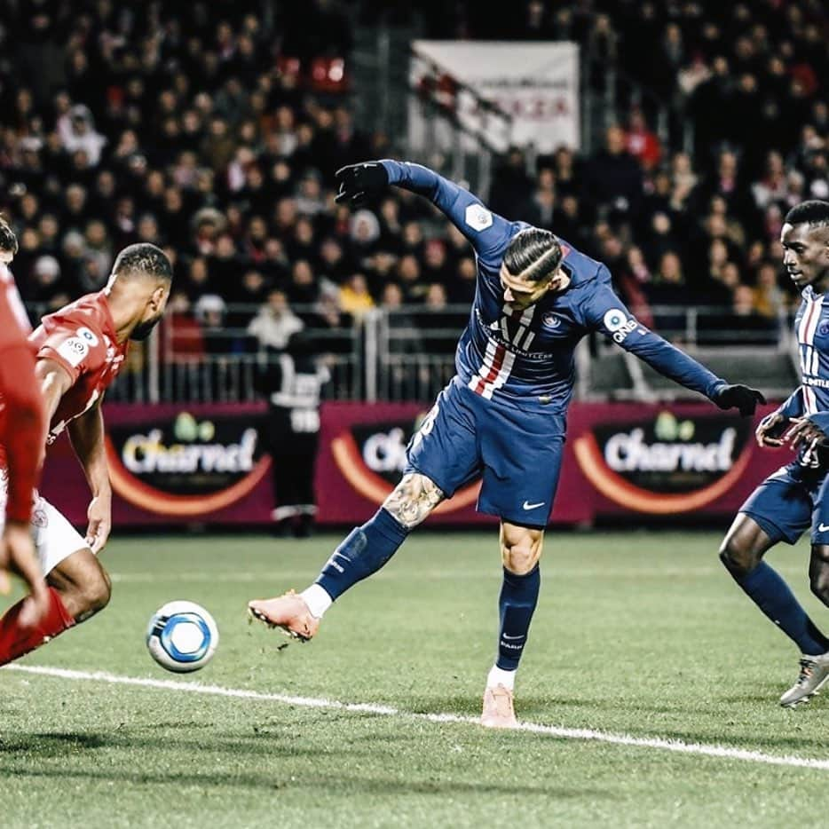 マウロ・イカルディさんのインスタグラム写真 - (マウロ・イカルディInstagram)「Bon travail d'équipe dans un stade difficile ⚽️🔴🔵 @psg . . #allezparis #icardi #icicestparis #ligue1」11月10日 4時35分 - mauroicardi