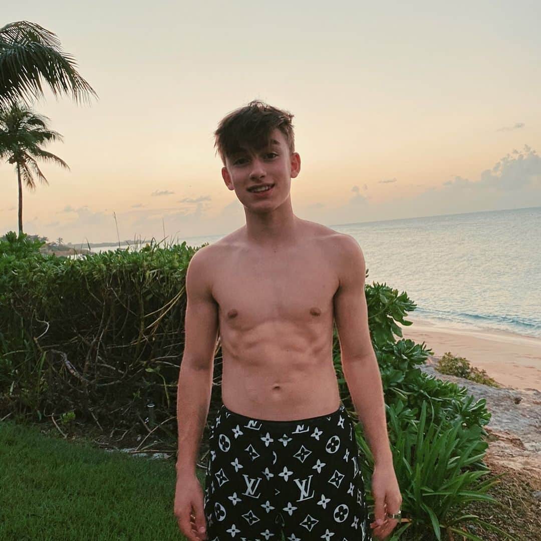 ジョニー・オーランドのインスタグラム：「lost my shirt, text me if u find it 323-210-3770」