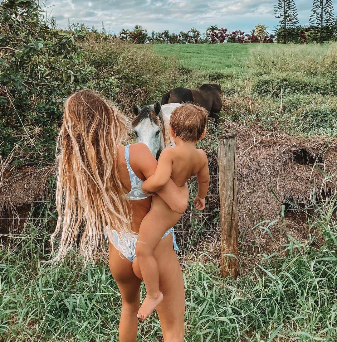 アラナ・ブランチャードのインスタグラム：「Nature boy. So cool to see how Banks loves all animals🌱🌎」