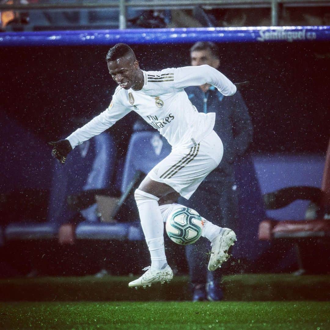 ヴィニシウス・ジュニオールのインスタグラム：「Gran victoria hoy! Seguimos con el trabajo y cogiendo confianza ! ¡HALAMADRID! ⚽️📸 @nogueirafoto」