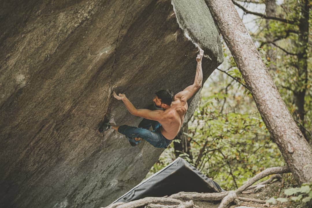 のインスタグラム：「Time for new dreams now 😴😀. 8c/v15✔ 📸: @lenadrapella • @ocun.climbing @scarpaspa @vibram」