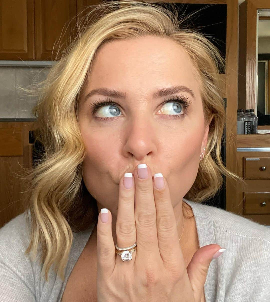 ジェシカ・キャプショーさんのインスタグラム写真 - (ジェシカ・キャプショーInstagram)「Sending big love out to all while I’m workin’ it on a Saturday with my 90’s French tips ready to go...#dearzoe」11月10日 5時01分 - jessicacapshaw