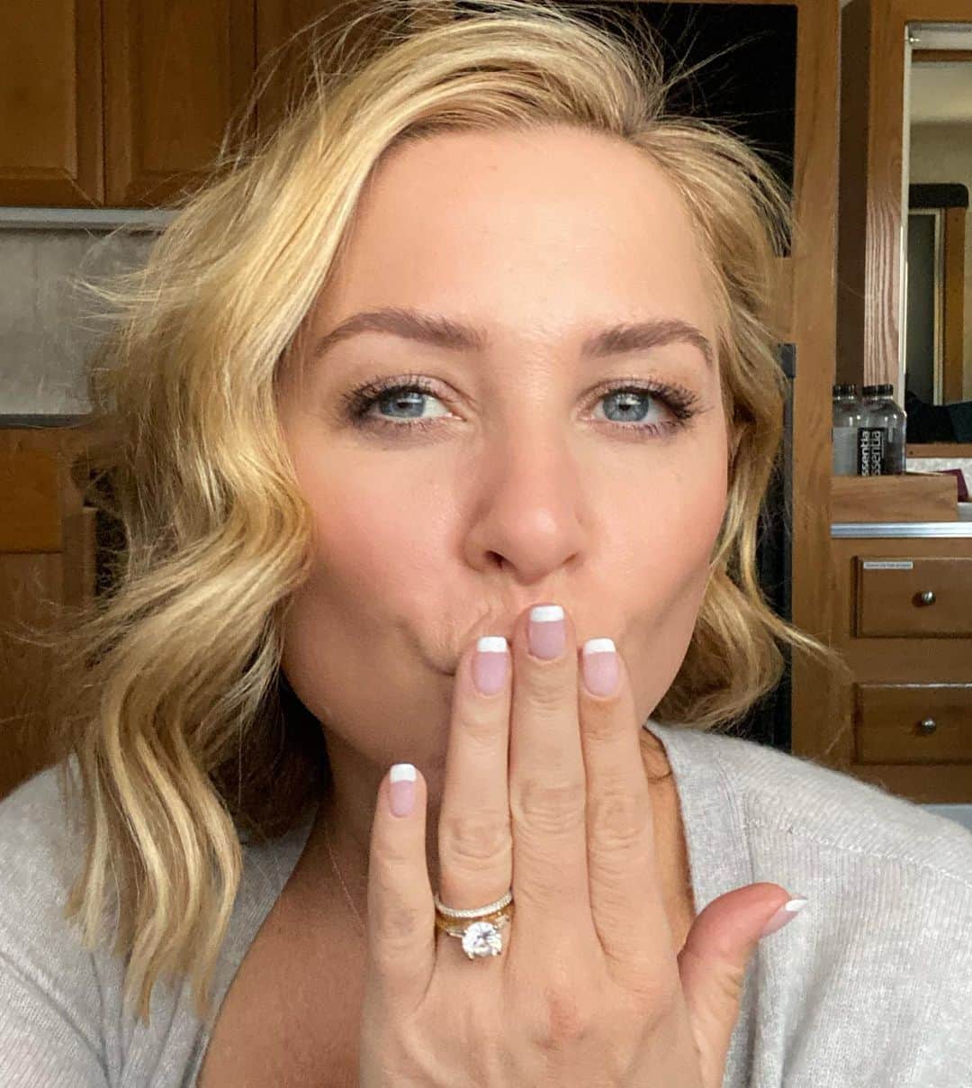 ジェシカ・キャプショーのインスタグラム：「Sending big love out to all while I’m workin’ it on a Saturday with my 90’s French tips ready to go...#dearzoe」