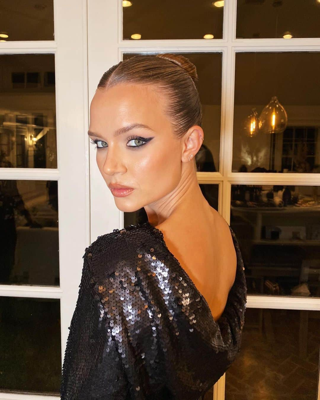 ジョセフィン・スクリヴァーさんのインスタグラム写真 - (ジョセフィン・スクリヴァーInstagram)「What’s your go to make up look?? @leahdarcymakeup you killed this winged look. 🐯🖤 @maybelline」11月10日 5時04分 - josephineskriver