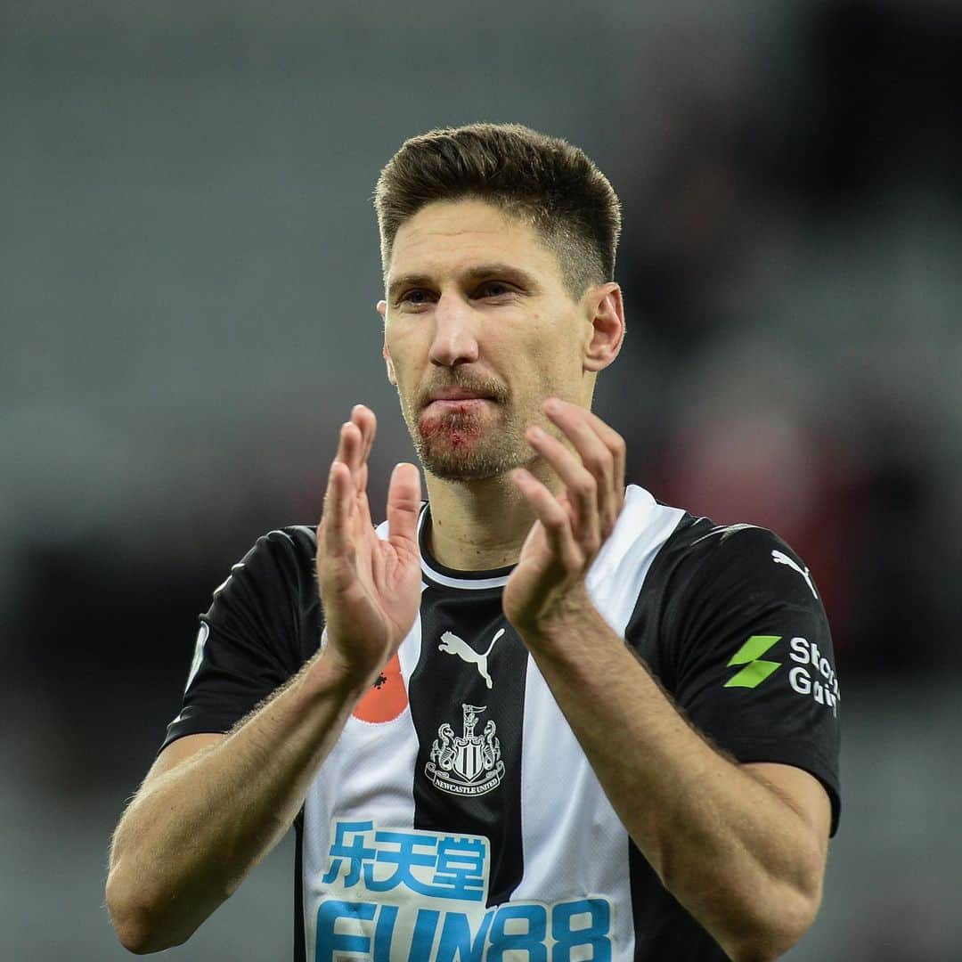 フェデリコ・フェルナンデスのインスタグラム：「Back to back @premierleague wins. Thanks for the great support @nufc have a good weekend 💪💪 +3 🇦🇷 dos victorias seguidas para seguir sumando, gran trabajo de todo el equipo. 🇮🇹 due partite vinte, grande lavoro di tutta la squadra ⚽️#newcastle #bournemouth #premierleague #upthetoon #stjamespark #nufc」