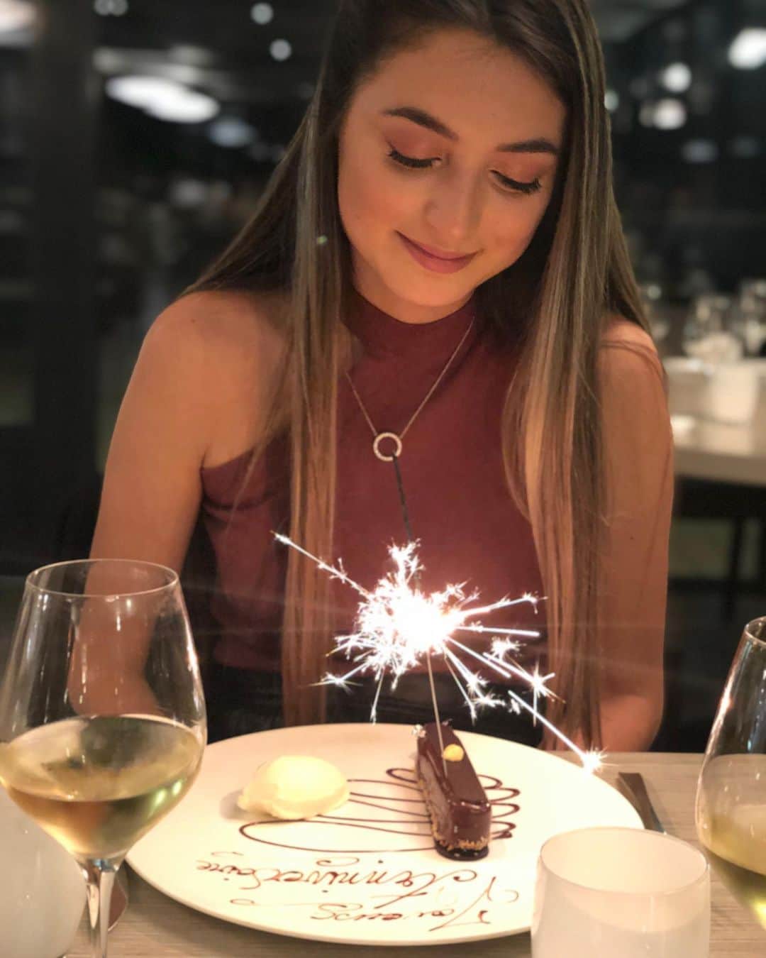 アンドレイ・ジロットのインスタグラム：「Feliz aniversário amor! Muitas felicidades, muitos anos de vida, saúde, paz, amor, sucesso... Que Deus continue te abençoando e iluminando seu caminho! Que você continue sendo essa esposa que amo tanto e que está sempre do meu lado, parceira pra tudo, que é meu par perfeito sempre transformando nossos dias mais felizes juntos, dedicada em tudo que faz, com um coração enorme ❤️ você é meu melhor presente! Tenho muito orgulho de você te amo muito! 😍」