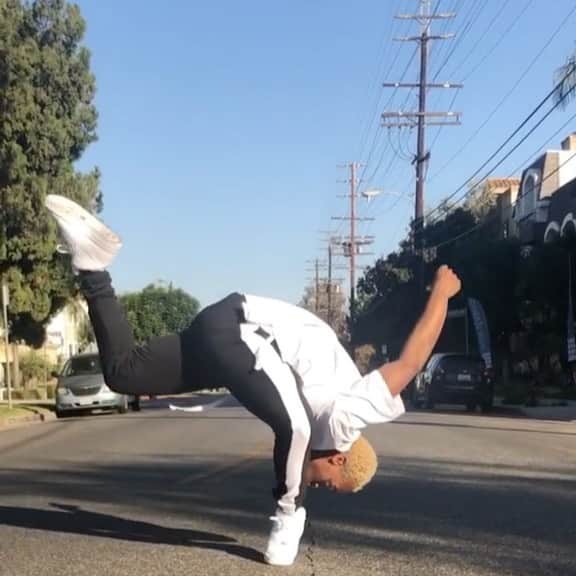 Lil Buckのインスタグラム：「I never take my gifted ankles for granted. I Kiss them all the time to show I care 😙👟. Tag 3 people you think could pull this off & Follow my @tiktok account  to see more vids like this 👌🏾 #lilbucktiltok @memphisjookin #ordnryclothing #anklekisschallenge」