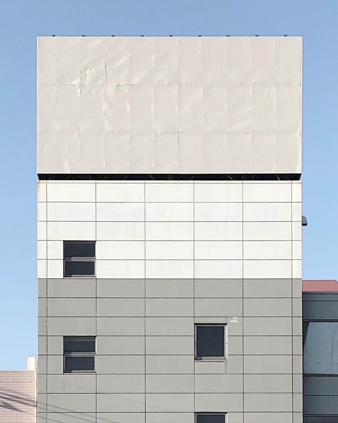 tsuno2noのインスタグラム：「10.November.2019 上座 . #ザ壁部 #igersjp #instagram #こんななの #minimalint #9minimal7 #ic_minimal #arkiminimal #rsa_minimal #indies_gram #tv_simplicity #jj_minimalart #arte_minimal #タグキング👑 #minimalmood #shotoniphone #soulminimalist #indies_minimal #screen_archive #minimal_greece #instagramjapan #buildingstylesgf #ig_minimalshots #unlimitedminimal #paradiseofminimal #minimal_perfection #jj_doorsandwindows #ihaveathingforminimal #LOVES_UNITED_MINIMAL .」