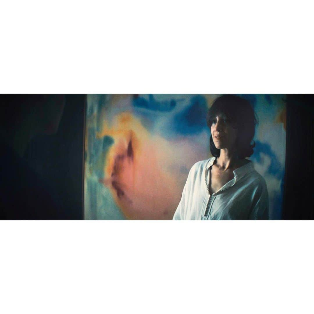 リード・モラノさんのインスタグラム写真 - (リード・モラノInstagram)「@charlottegainsbourg #framegrab #anamorphic @itwanmovie #ithinkwerealonenow @ellefanning #peterdinklage」11月10日 5時51分 - reedmorano