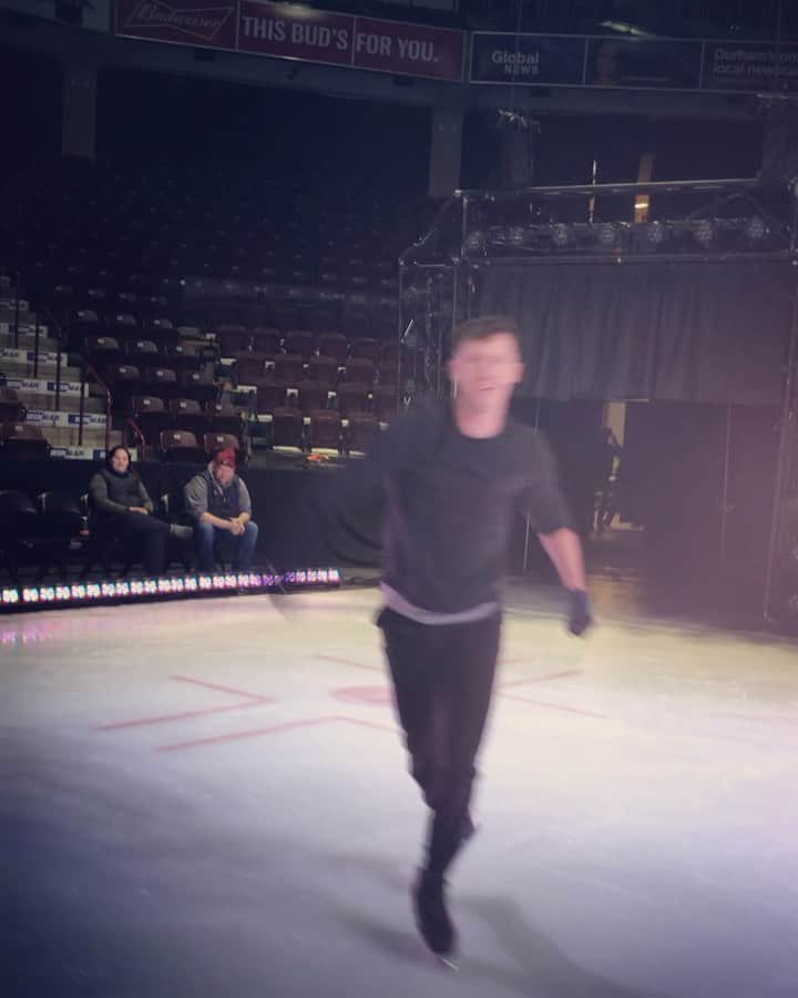 ジェレミー・アボットのインスタグラム：「I was gonna make this a story, but I feel like this is worthy of a post.  I haven’t thought of, or attempted a triple axel since January. I have been struggling with skates, fitness, confidence, fear, and a whole list of other things. Sometimes you just have to put one foot in front of the other. You have to take small steps and keep going. Sometimes, the vantage point you have will look as if you’ve gone farther away from your goals, or potentially even that you’re standing still. Then one day it will seem like magic that you’ve taken a giant leap forward. It’s not magic. It’s the slow, continuous, and constant work that moves you forward inch by inch until you arrive at one destination. Once you’re there take a second of gratitude for the work you did and then keep walking! A bad triple axel may not seem like a huge step to some, but for me in this moment it feels like Everest! ❤️ Thank you @pchan31 for taking the time out of your practice to film me.」
