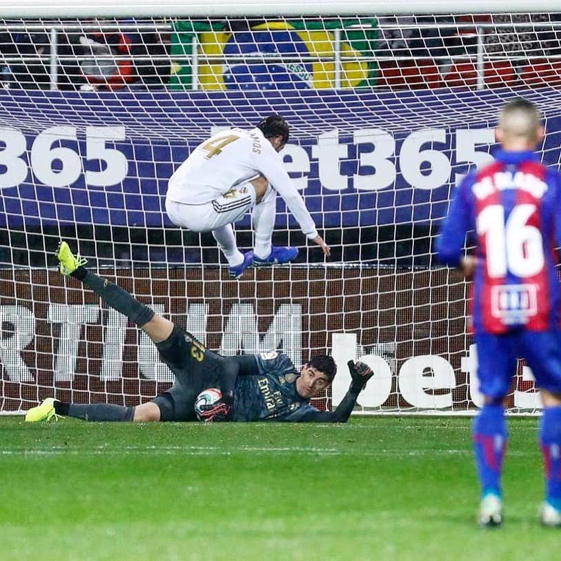 ティボ・クルトゥワのインスタグラム：「Victoria en un campo muy complicado y portería a 0. Gracias a todo el equipo por que juntos ya llevamos 5 partidos imbatidos. Y a vosotros gracias por vuestro apoyo! #HalaMadrid」