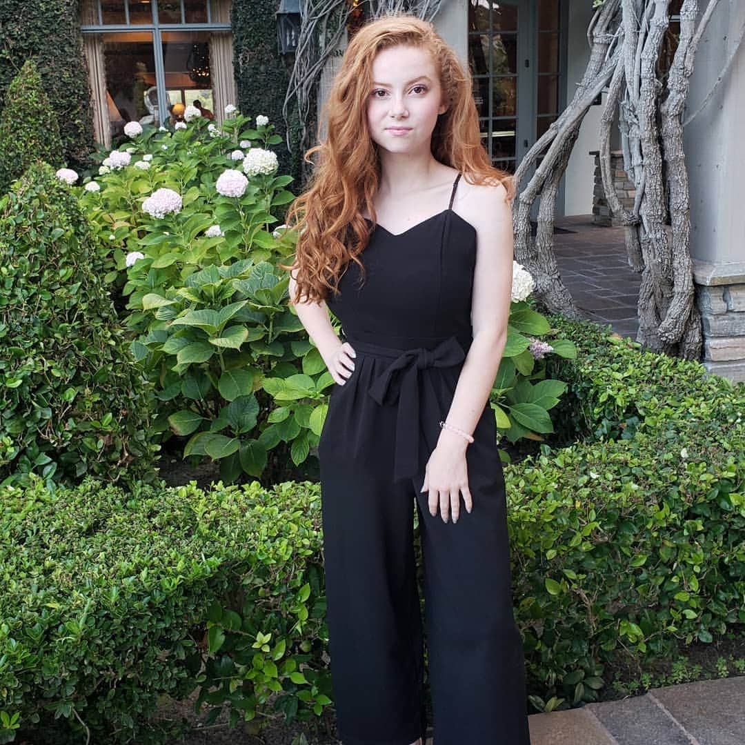 フランチェスカ・カパルディのインスタグラム：「Still feels like summer here! How about where you live? 💙」