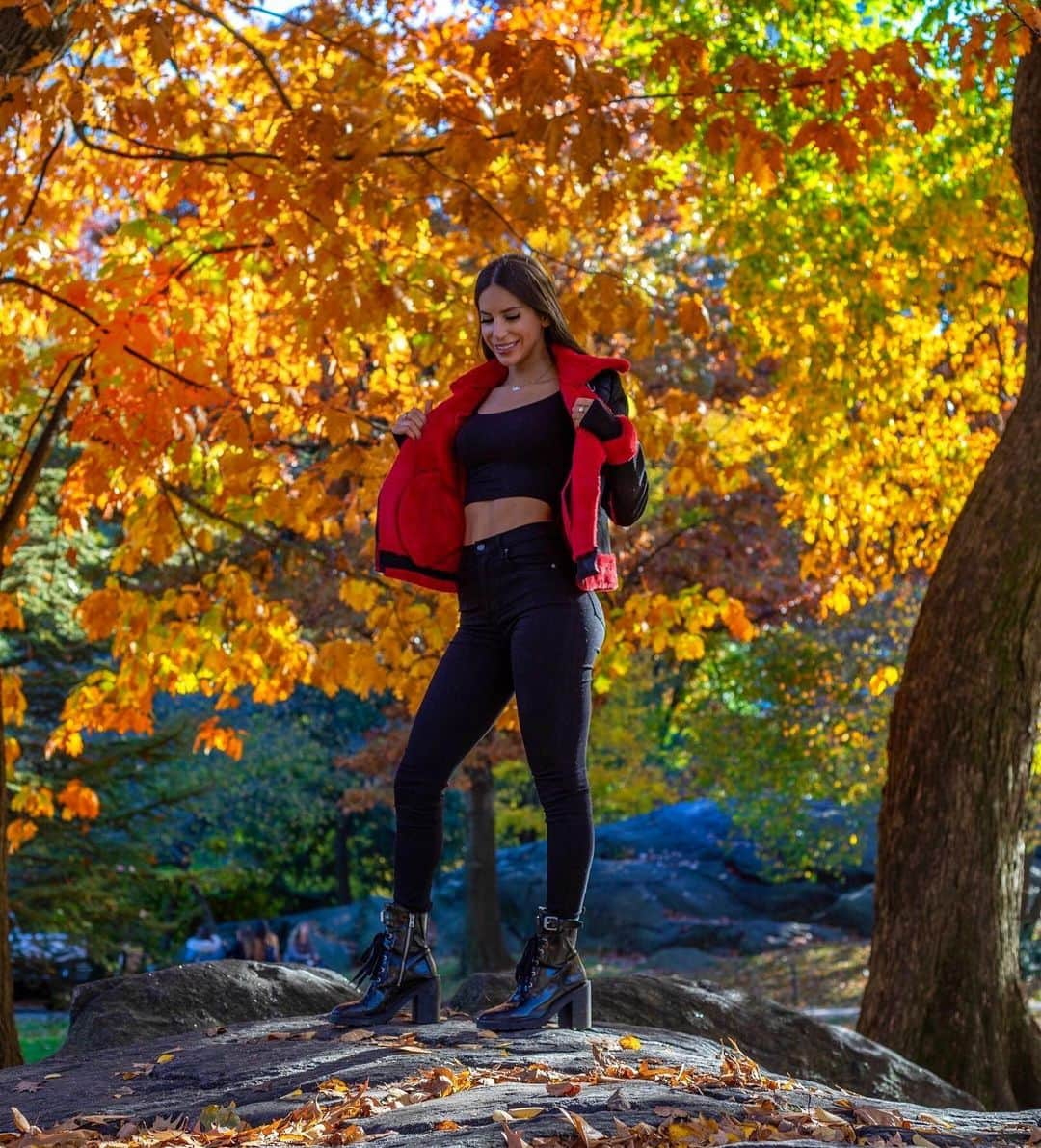 ジェン・セルターさんのインスタグラム写真 - (ジェン・セルターInstagram)「Falling for you 🍃 🍁 🍂」11月10日 6時41分 - jenselter