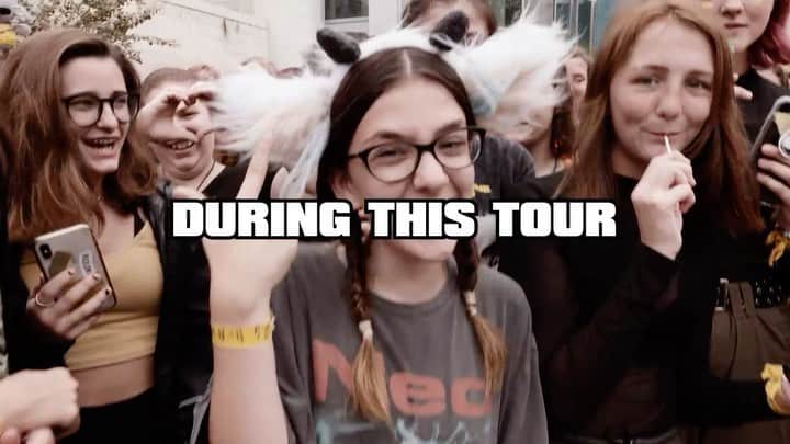 トゥエンティ・ワン・パイロッツのインスタグラム：「tonight we wrap things up in tulsa. this tour we sent a camera out to the line to see what you all were up to and asked you to sing The Hype for a new video we played on stage every night. ||-//」
